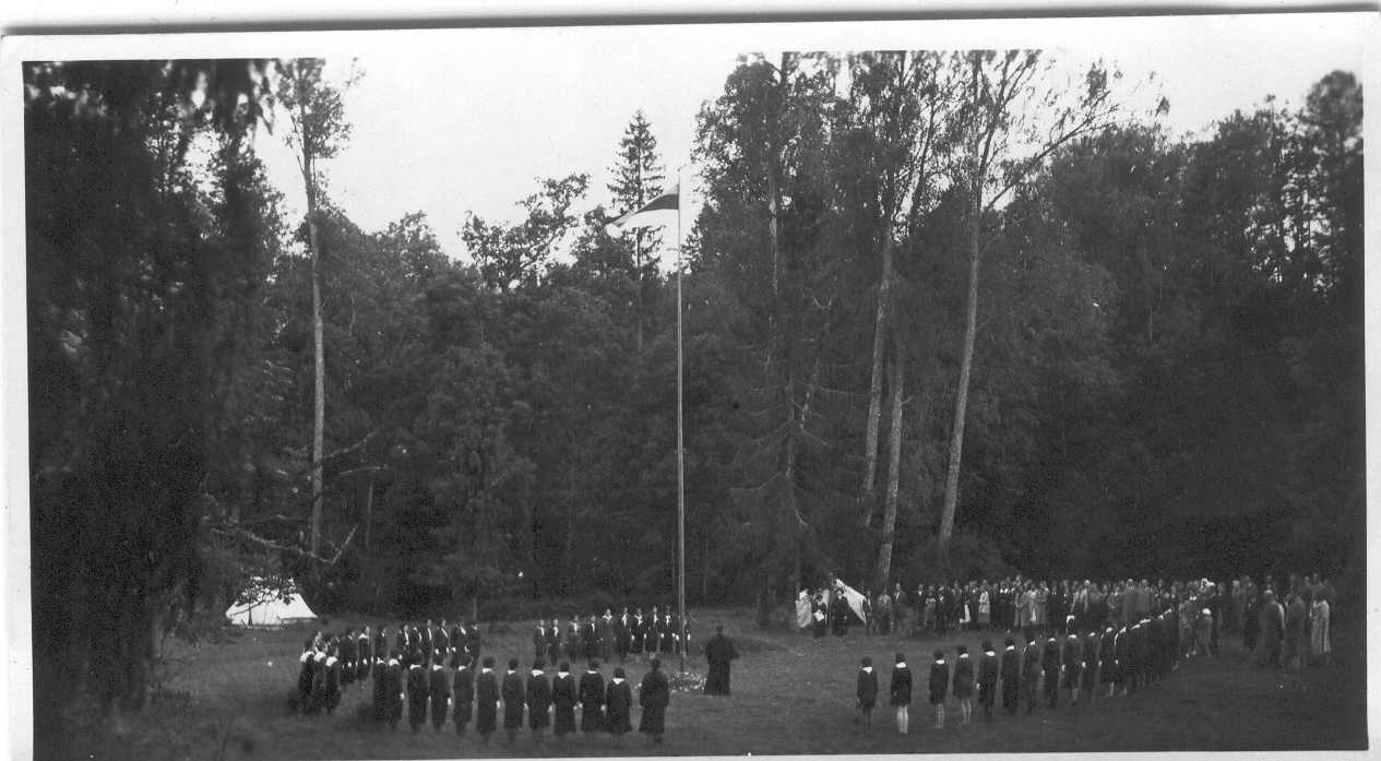 Fotoalbum Võru gaididest.  Lipp on  heisatud gaidide laagris Põlvamaal 1939.a. suvel.