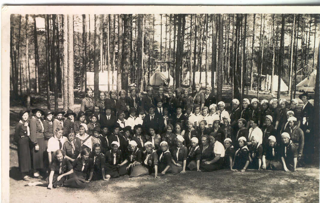 Fotoalbum Võru gaididest.  Gaidide suvelaagrist osavõtjad Võru Kubijal 1935.a.juulis.