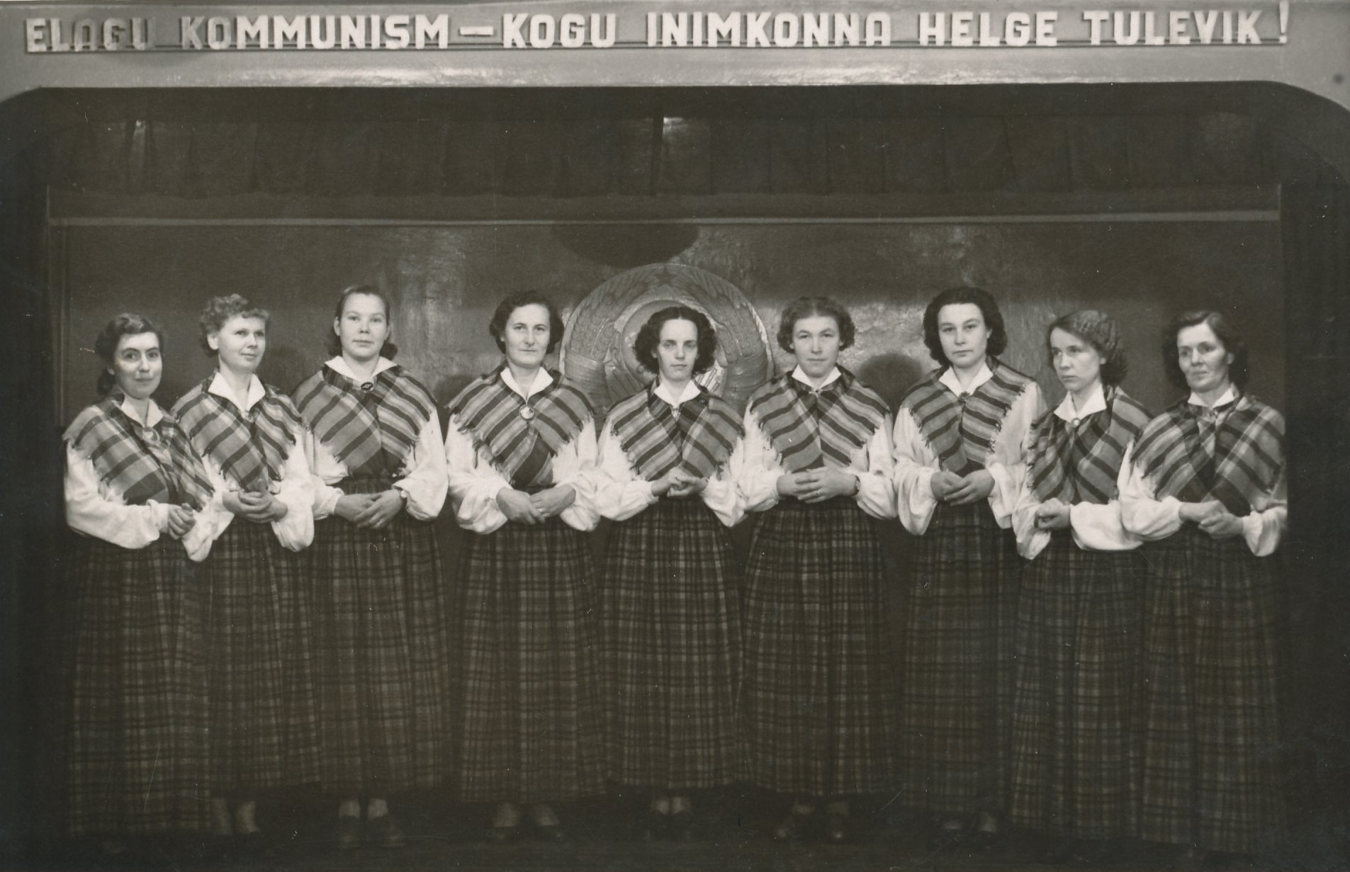 Foto.Võru Ehitusvalitsuse isetegevuslased  1958.a. novembris.