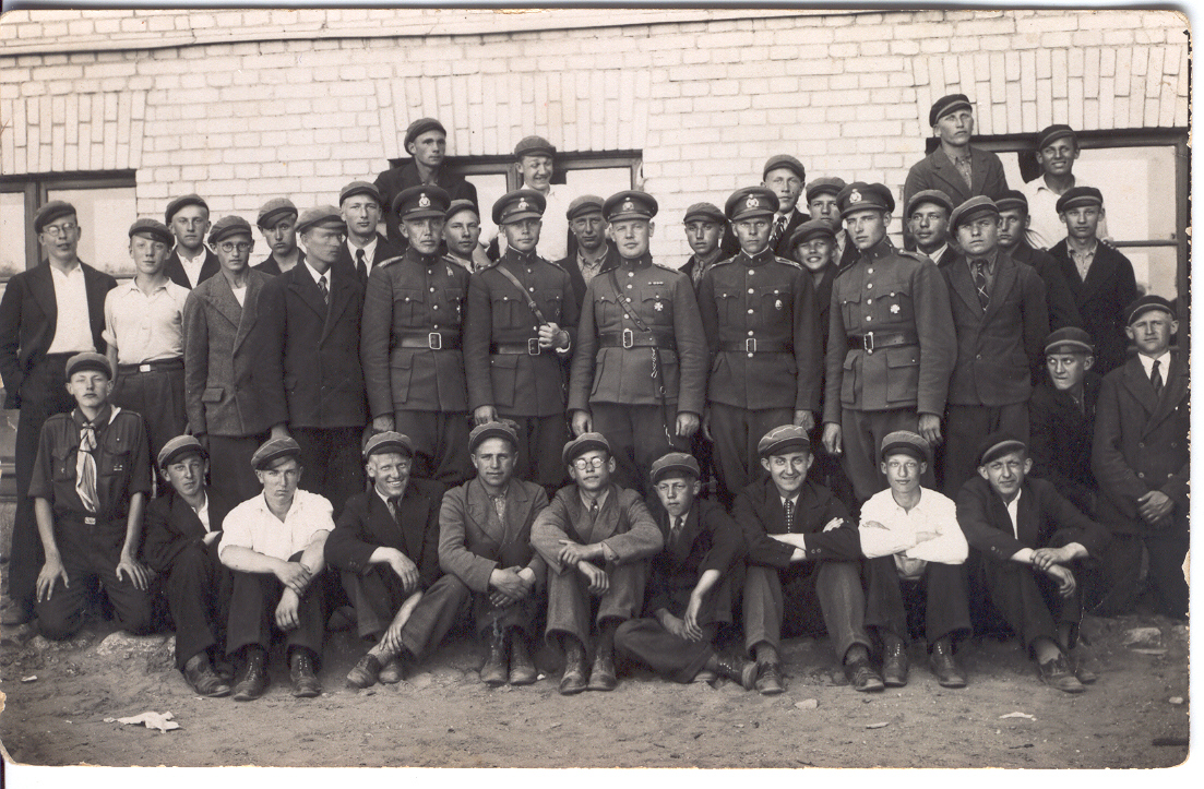 Foto.Võru garnisoni ohvitserid koos gümnaasiumi poistega 1930.aastatel.
