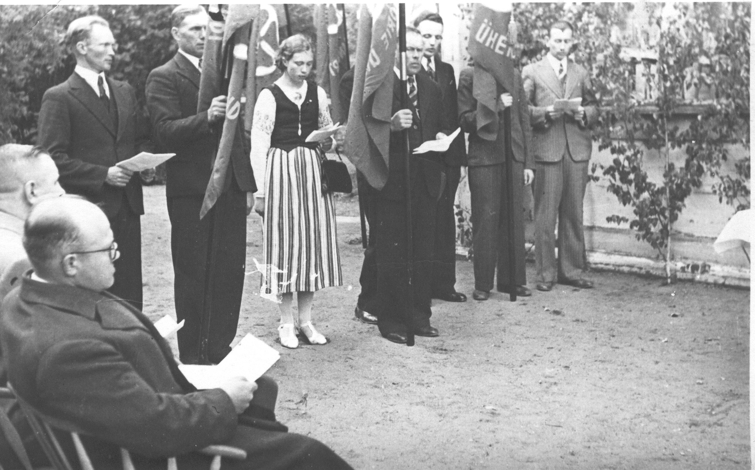 Foto. Maanoorte lippude õnnistamine Võru Kandle aias 1938.a. suvel.