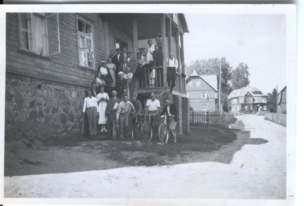 Fotoalbum. Foto  Võru Õpetajate Seminari õpetajad ja lõpetajad Põlvas 25.juulil 1937.a.