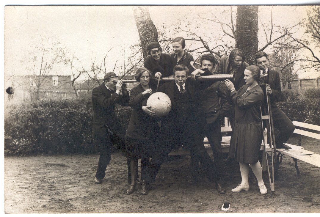 Fotoalbum. Võru Õpetajate Seminari loodusteaduste rühm 1927.a.õues.