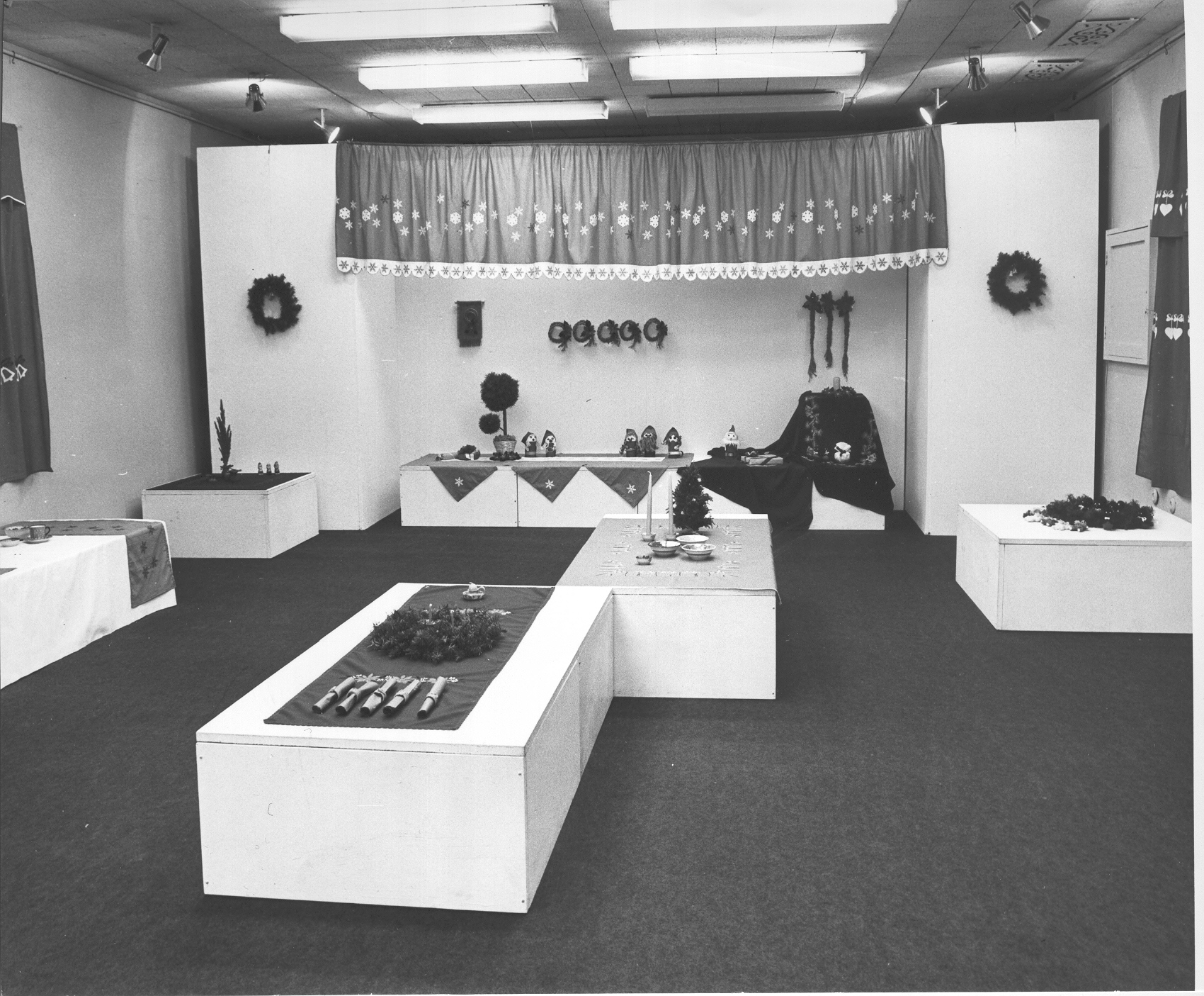 Foto. Võru Käsitöötare jõulunäitus  Võru Koduloomuuseumis 10-24.detsembril 1991.a.
