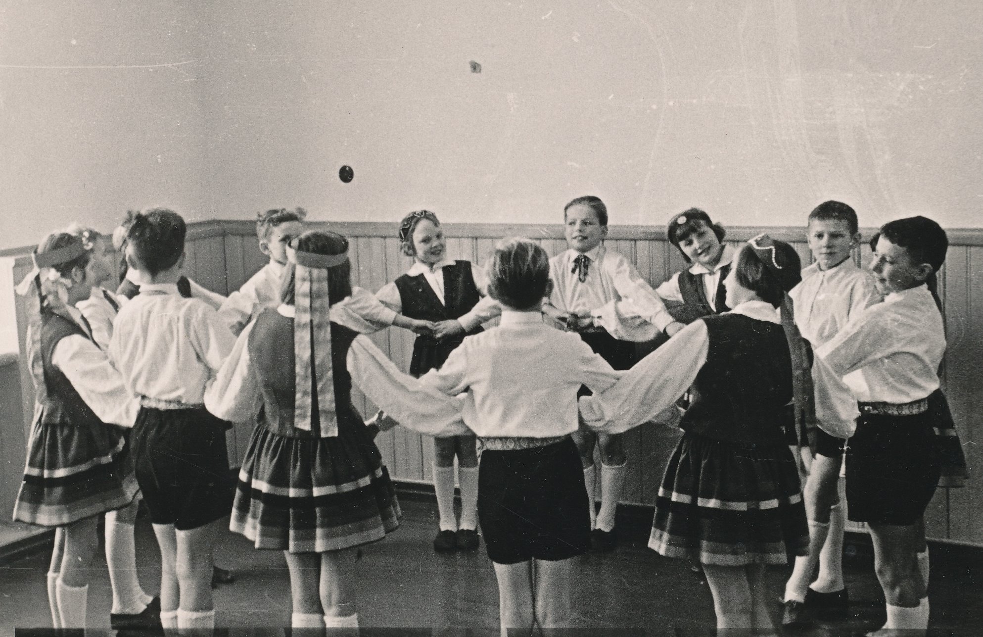 Foto.  Fr. R. Kreutzwaldi nim. Võru I Keskkooli rahvatantsurühm 1964.a.