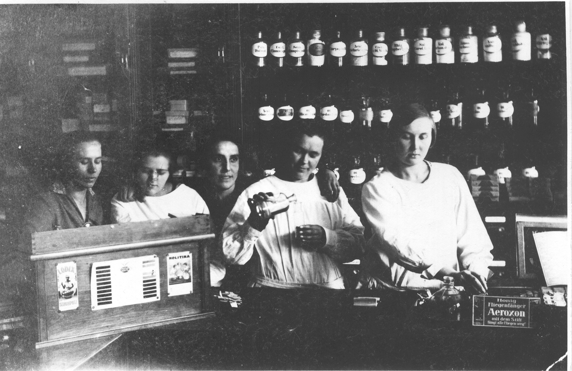 Foto. Võru rohukaupluse töötajad kaupluses 1927.a.