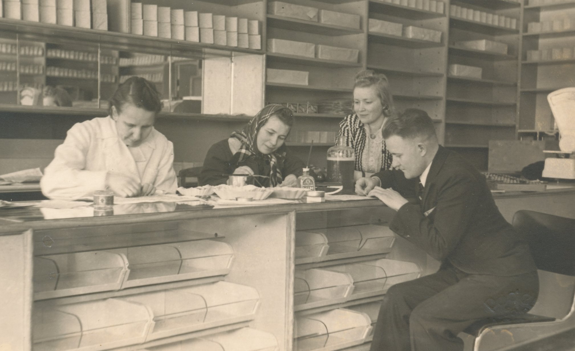 Foto. Toiduainete kaupluse sisevaade 1941.a. ( endine Jursi jalanõude kauplus).