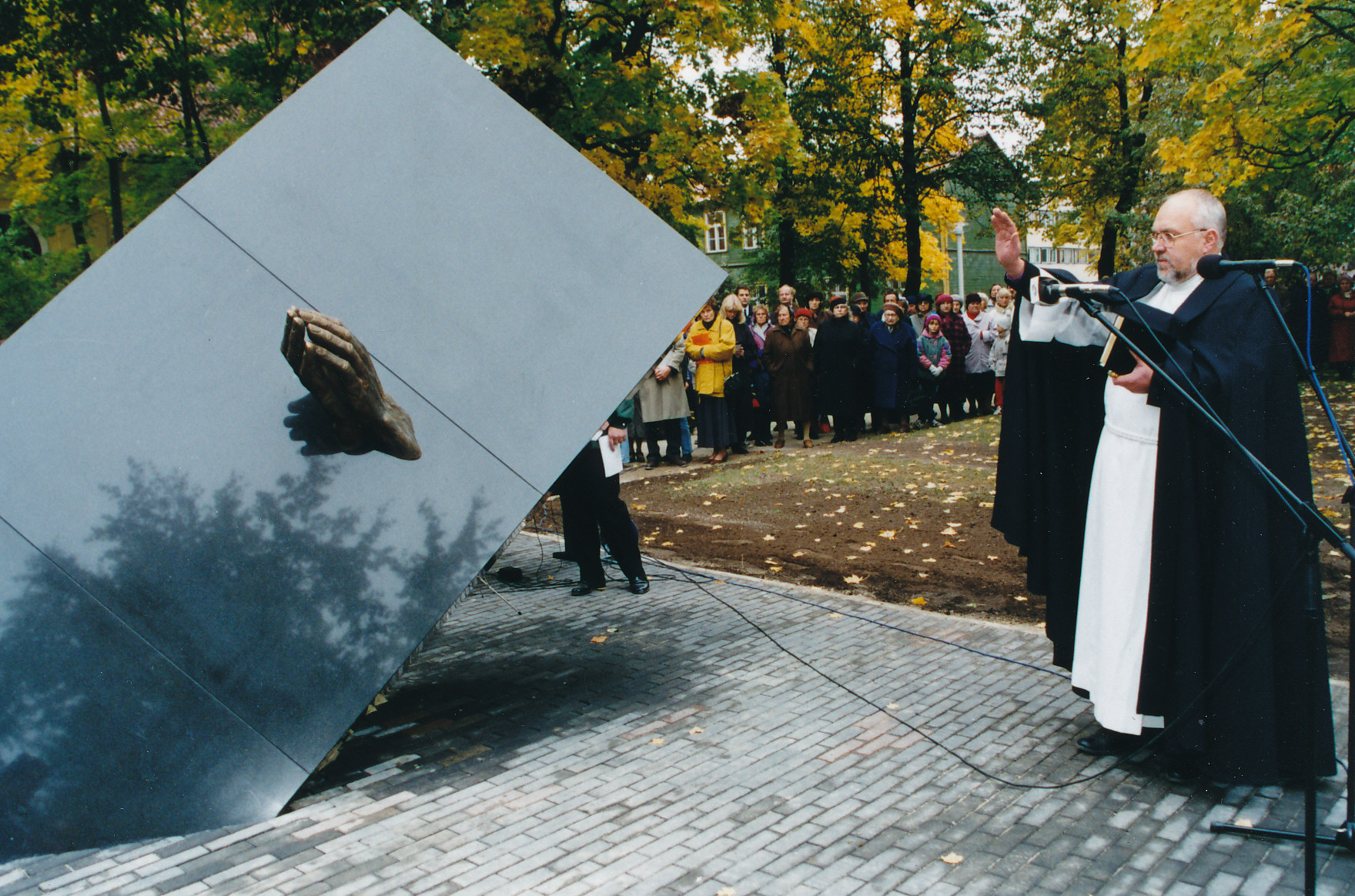 Foto.  "Estonia" mälestusmärki Võrus Seminari väljakul õnnistab EELK piiskop Einar Soone 28.septembril 1996.a.