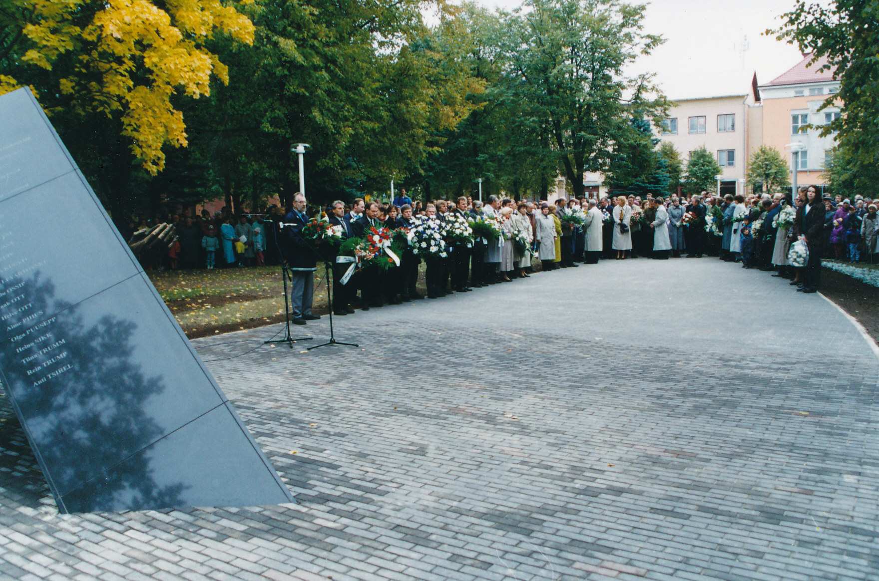 Foto.Vaade  "Estonia" mälestusmärgile Võrus Seminari väljakul ja võrulastele 28.septembril 1996.a.