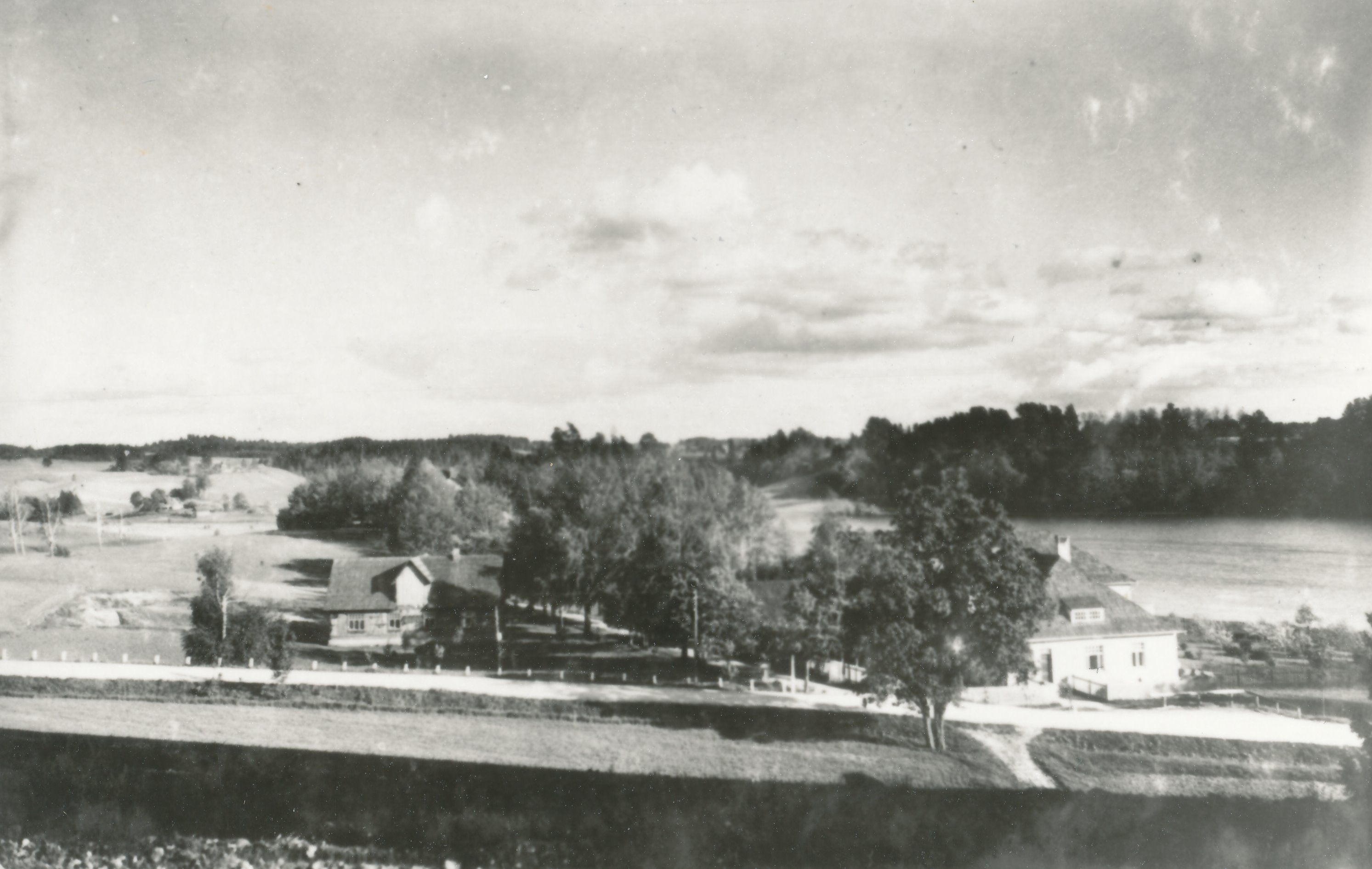 Foto. Rõuge vaade- Suurjärv ja hooned selle kaldal 1940.-te algul Jaan Tootseni foto.