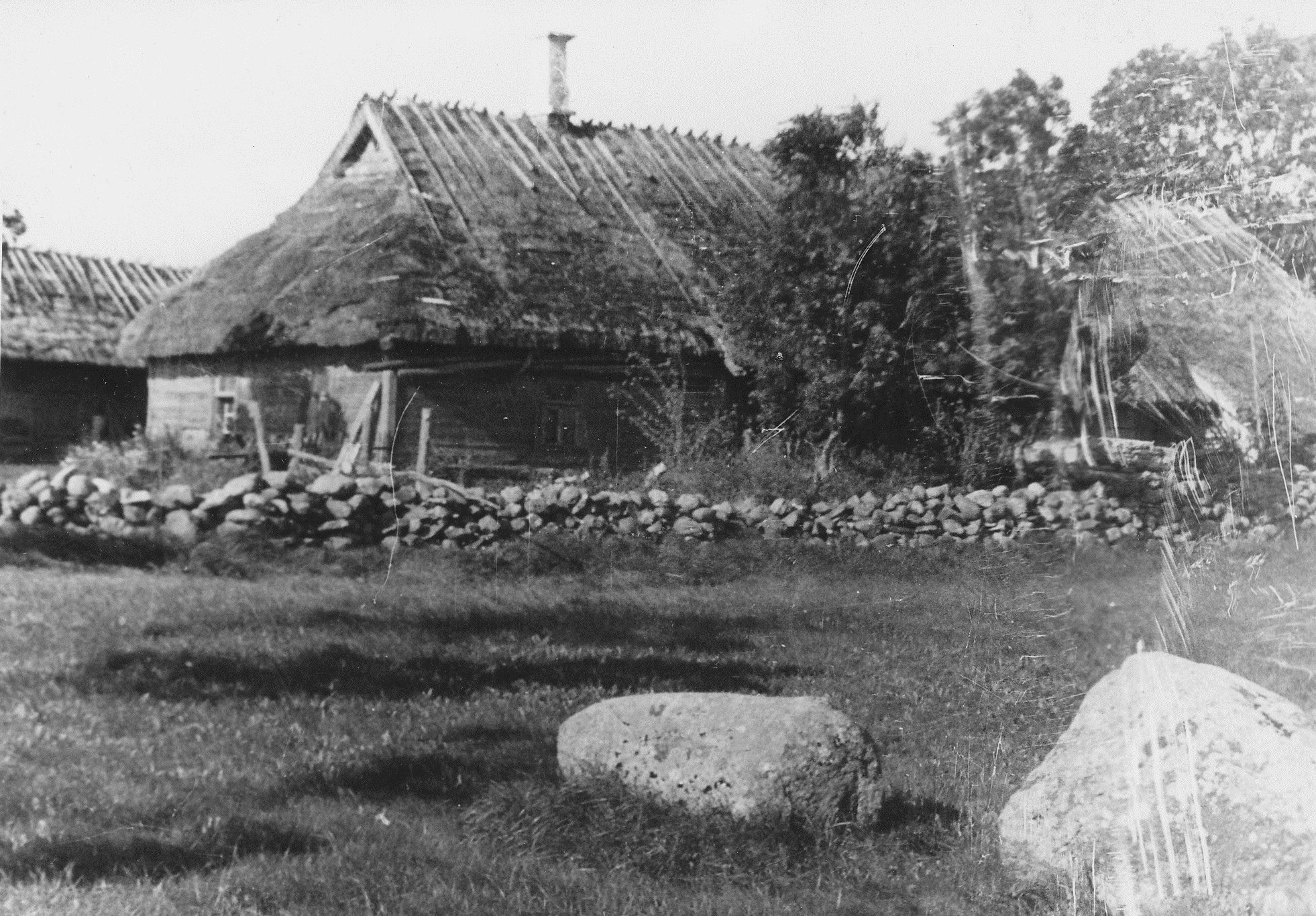 Foto. Vaade vanale talumajale Saaremaal  1960.a.