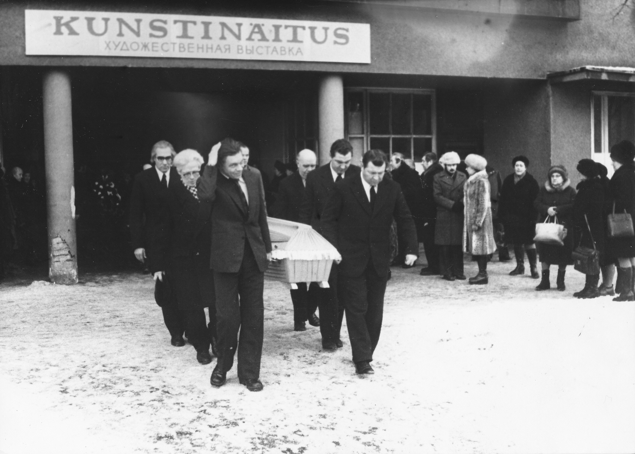 Foto. Kunstnik Esko Lepa põrmu väljakandmine   Tallinna kunstihoonest 4.veebruaril 1977.a.