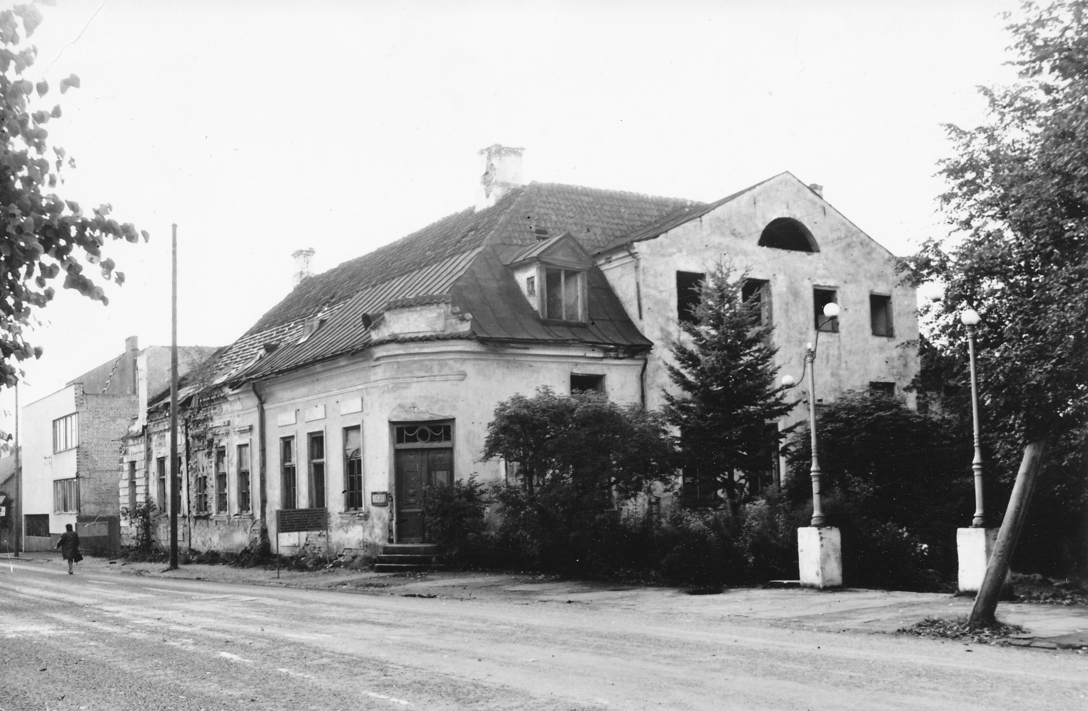 Foto. Võru Laste ja Noorte Spordikooli ja endise Krümmeri kooli esifassaad 1974.a.