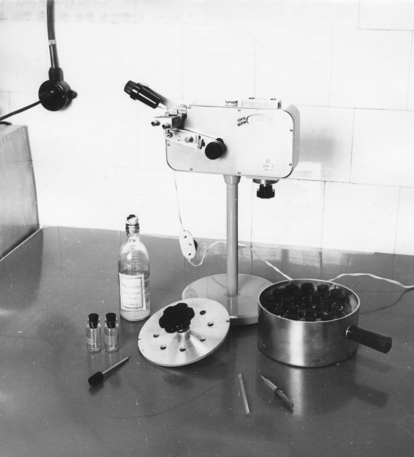 Foto.  Laboratooriumipiima valgusisalduse määramise refraktomeeter AM-2   Võru Piimatoodete Kombinaadis 1970.a.