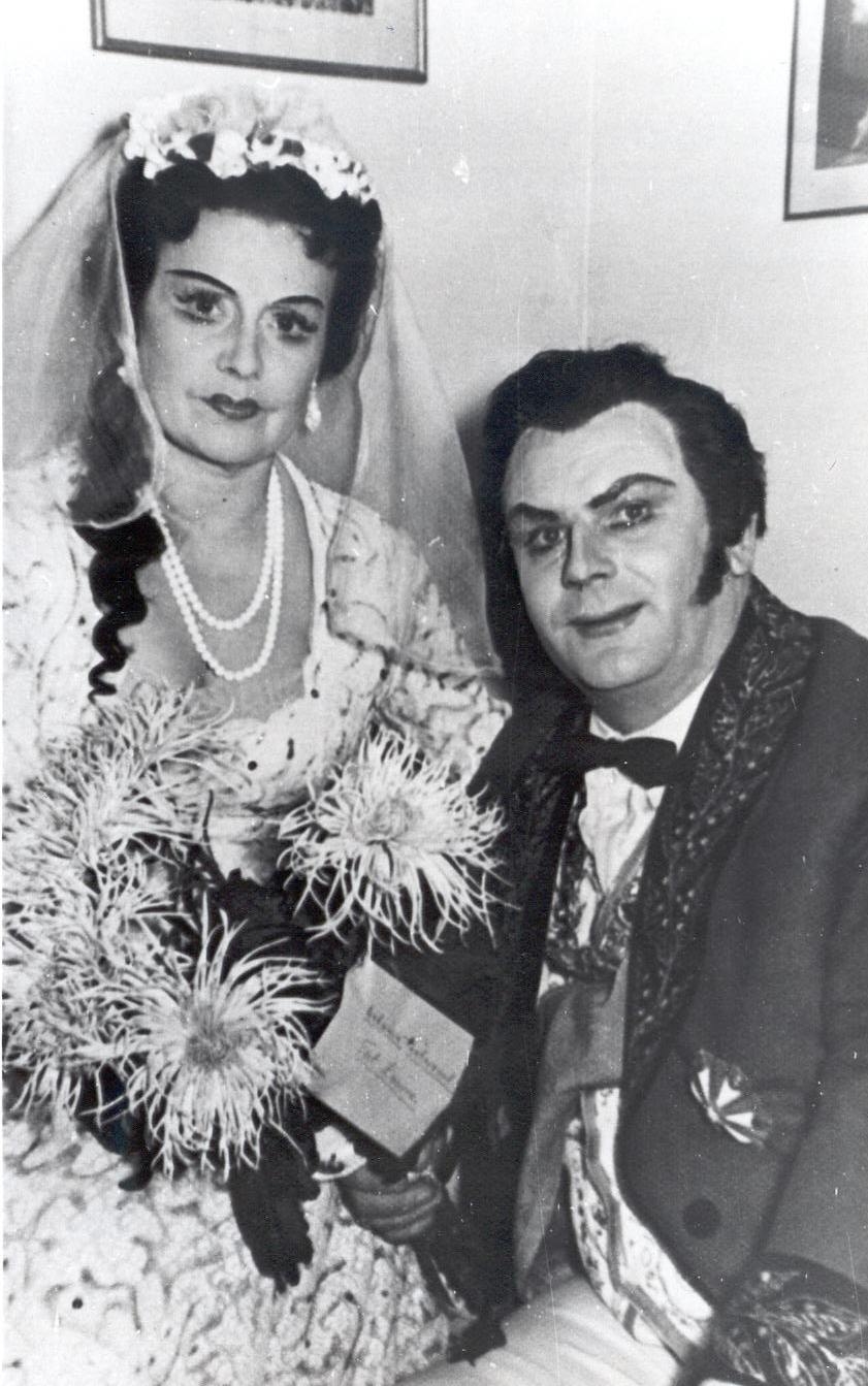 Foto. Maasik, Elsa (vasakul) krahvinna Rosinana Mozarti ooperis "Figaro pulm".