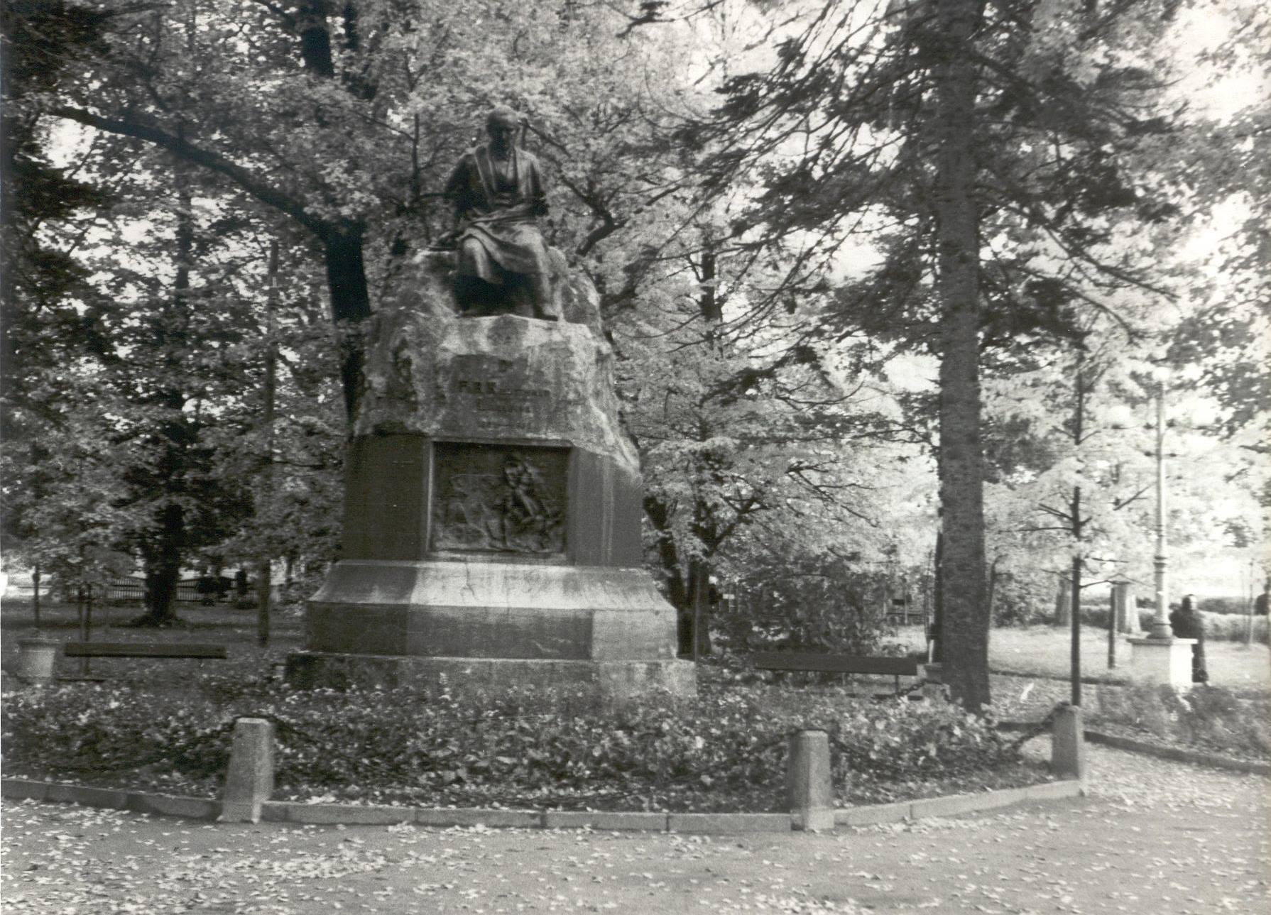 Foto. Dr. Fr. R. Kreutzwaldi monument Fr. R. Kreutzwaldi nimelises Võru linnapargis.