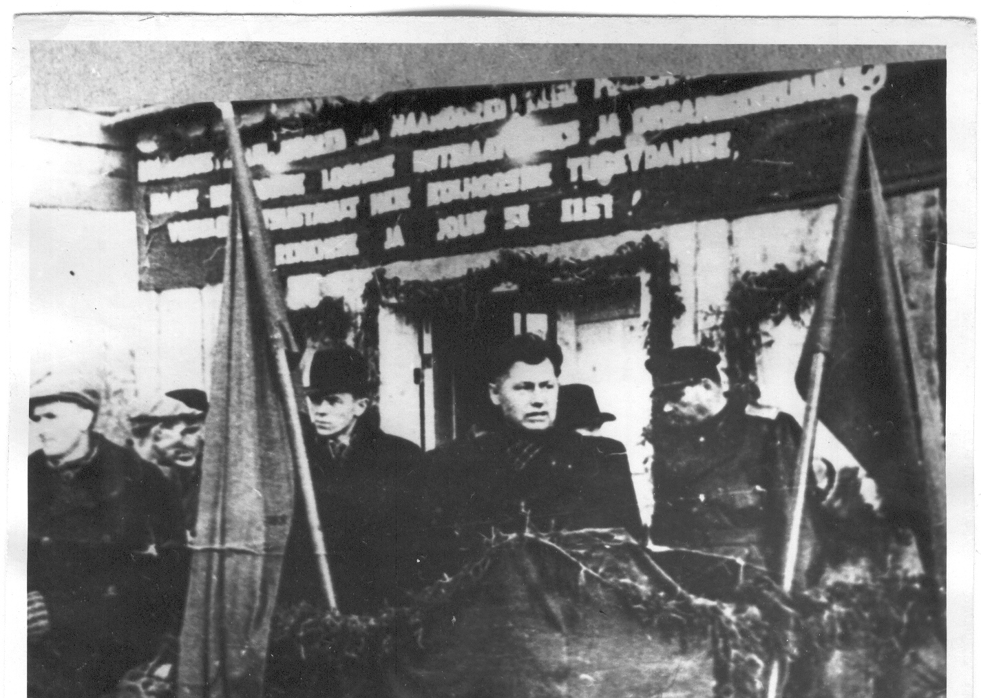 Foto. Vastse-Nursi hüdroelektrijaama valmine 31.10. 1948. a. kõneleb EK(b)P Võrumaa komitee II sekretär A. Pankratov