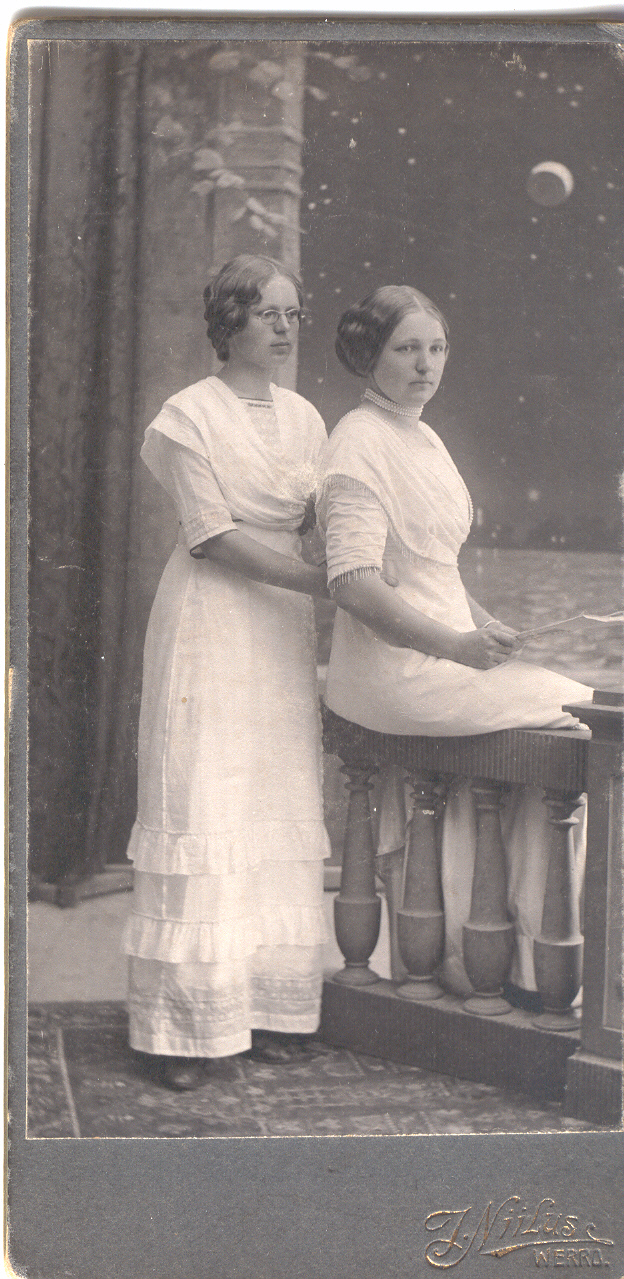 Foto. Thalberg, Ida ja Helma.  Jaan Niiluse ateljeefoto 1914. a.