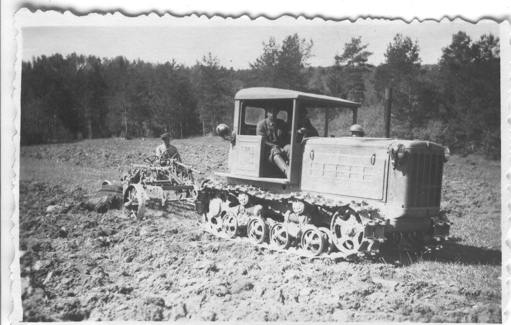 Foto.Vastseliina MTJ "DT-54" kevadkünnil Tamme kolhoosis 1951.a.