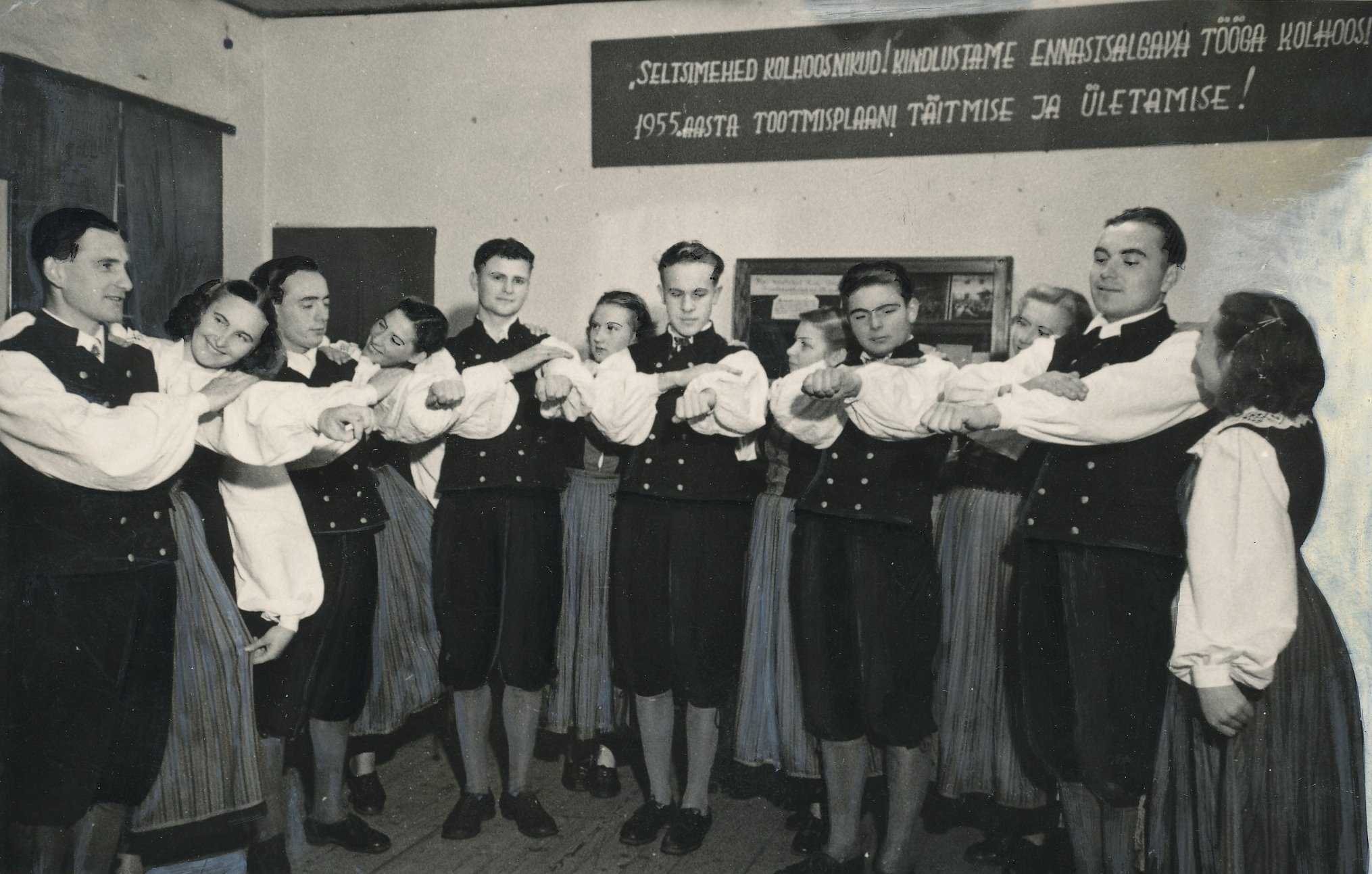Foto. Vastseliina kultuurimaja rahvatantsuring harjutamas novembris 1955.a.