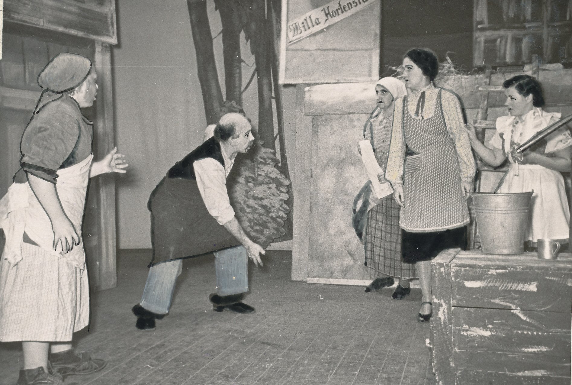 Foto. Stseen dramatiseeringust "Tagahoovis" Antsla rajooni kultuutimaja näiteringi lavastuses novembris 1956.a.