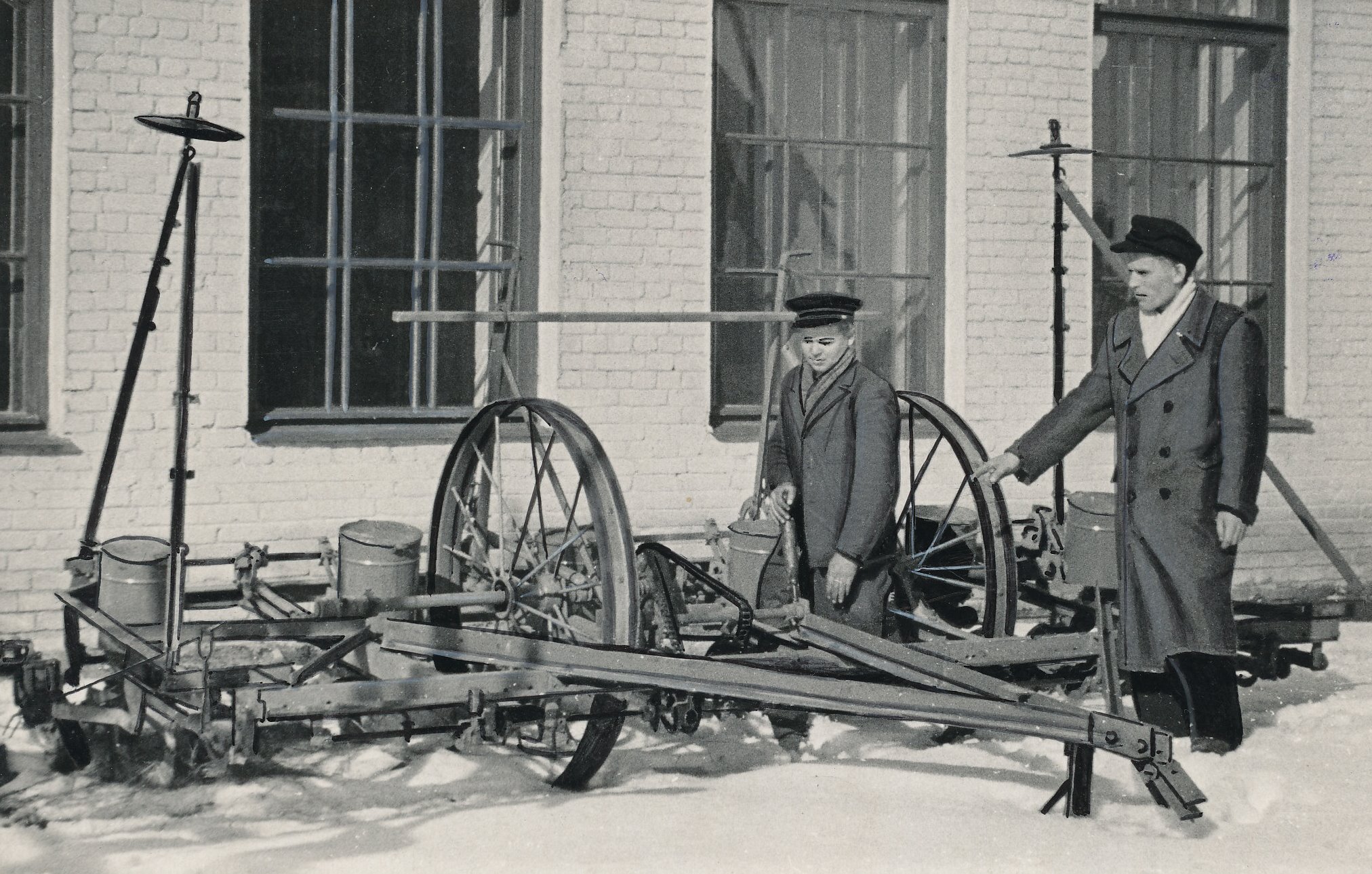 Foto. Põlva MTJ  põllutööriistade insener-mehhaanik Eduard Muttik monteeritud maisikülvikut "SKG-6" kontrollimas aprillis 1955.a.