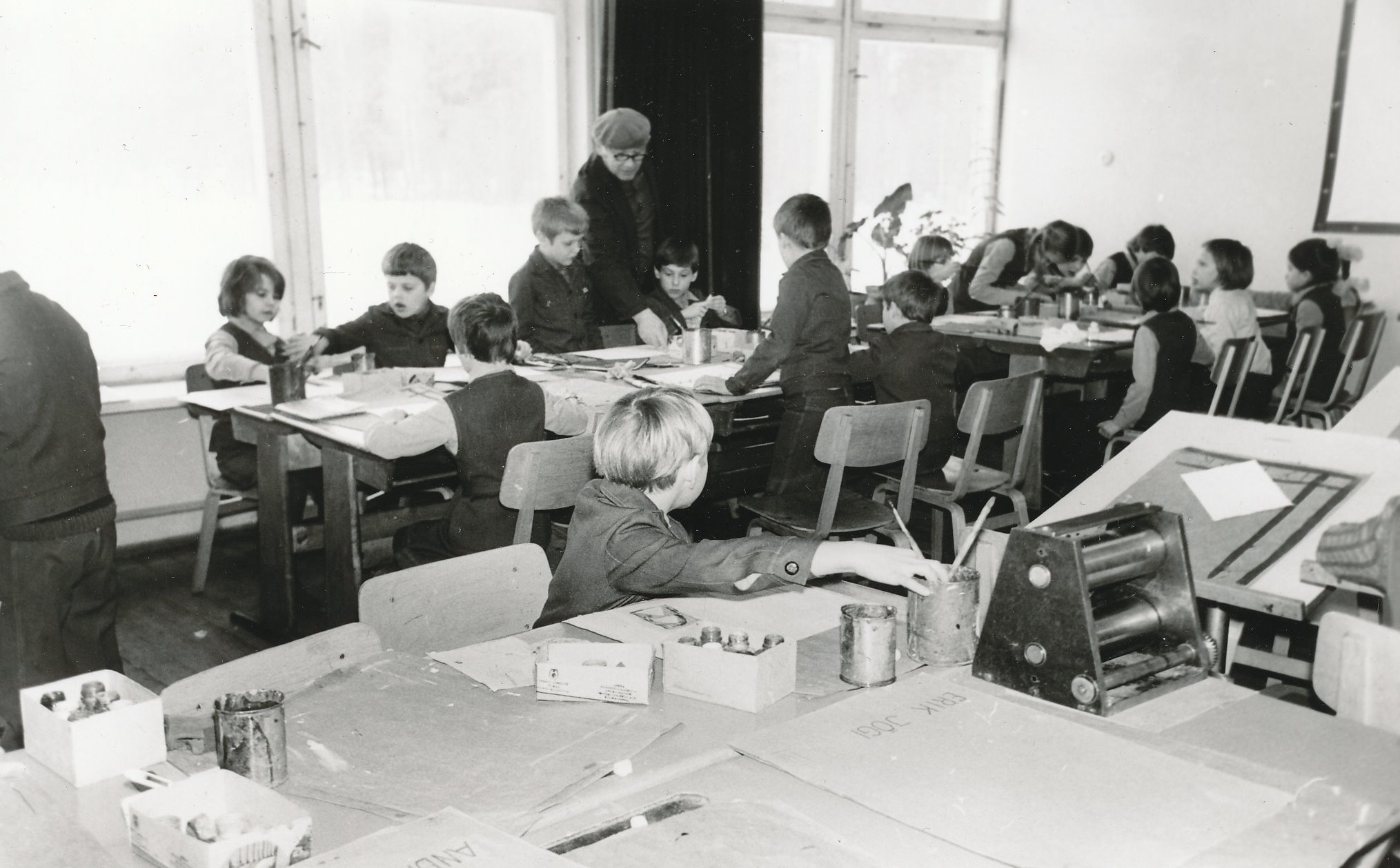 Foto. Kunstiõpetuse tund Vastseliina Keskkoolis 1981.a. õpetaja Evald Kala juhendamisel.