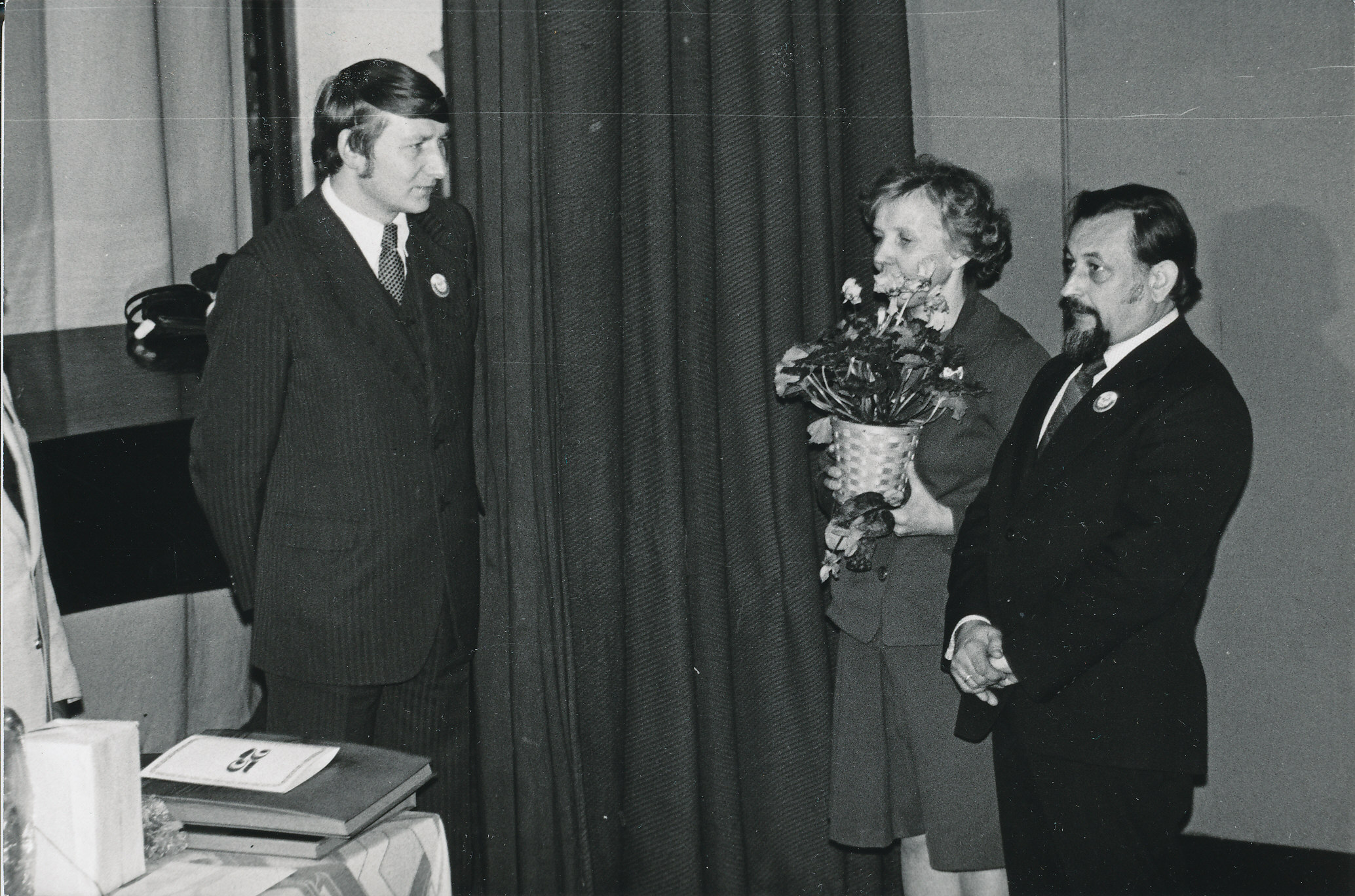 Foto. Võru Laste Muusikakooli 25. aastapäeva pühitsemine 12. detsembril 1981.a.Kooli õnnitlevad endised õpetajad Eva ja Lembit  Tammemägi.