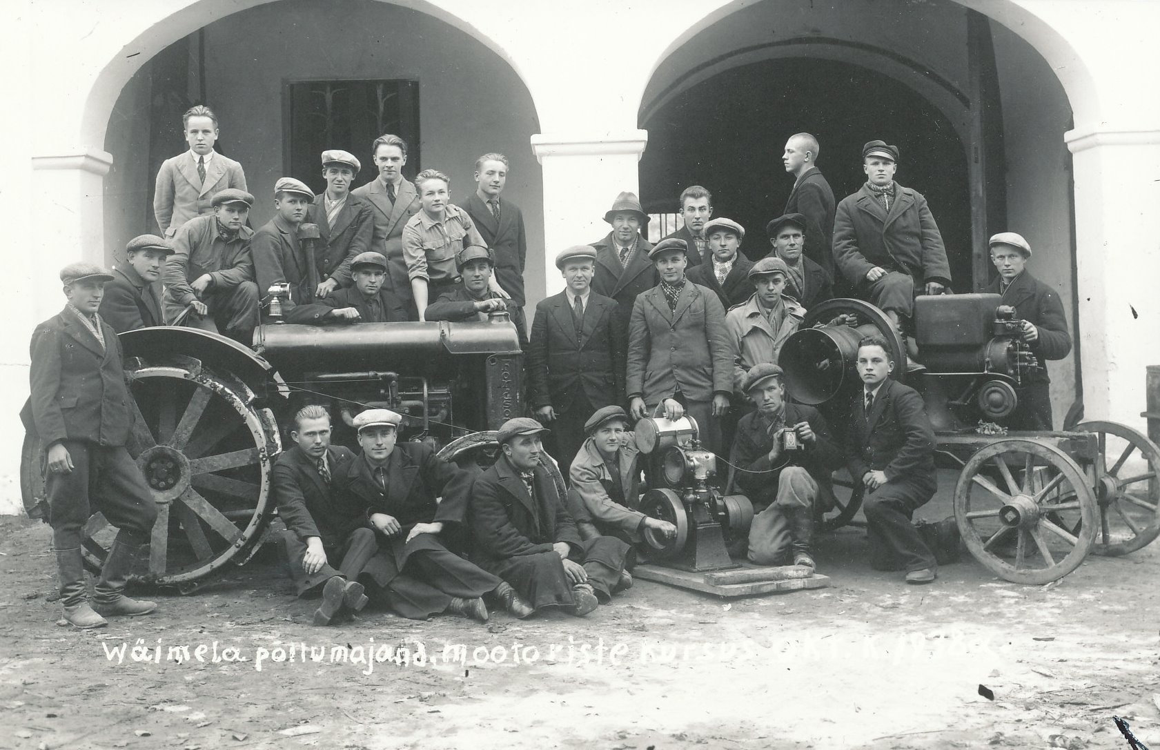 Foto. Väimela põllumajanduslikust motoristide kursustest osavõtjad 1938.a. oktoobris.
