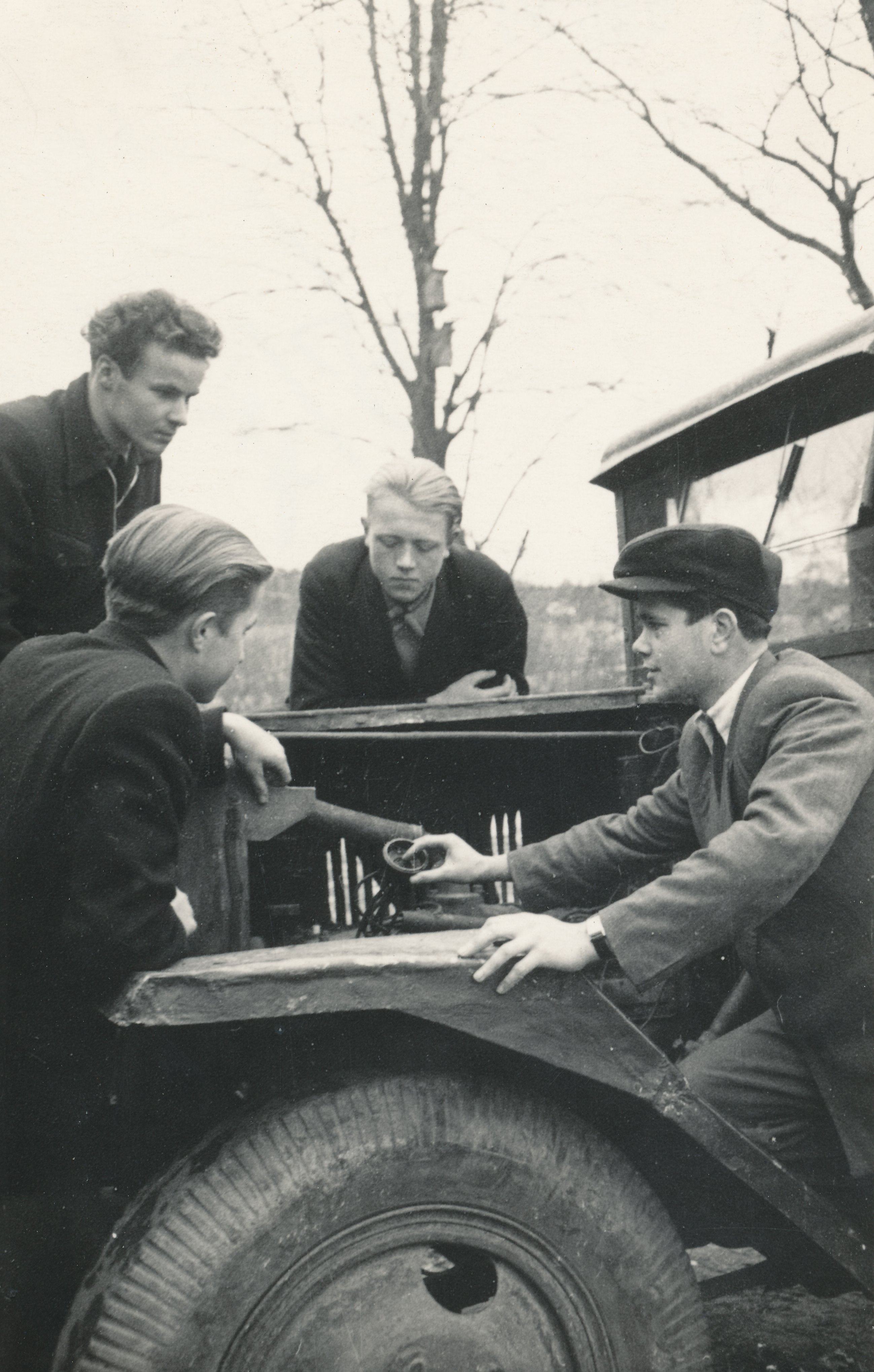Foto. Vastseliina Keskkooli Õpetaja H. Tint tutvustab 10. klassi õpilastele automootorit novembris 1955.a.