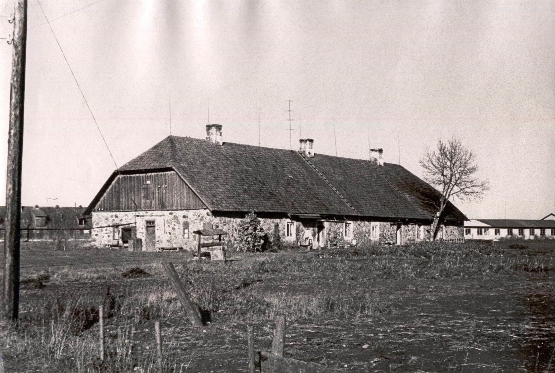 Foto. Väimela mõisa moonakate elamu.