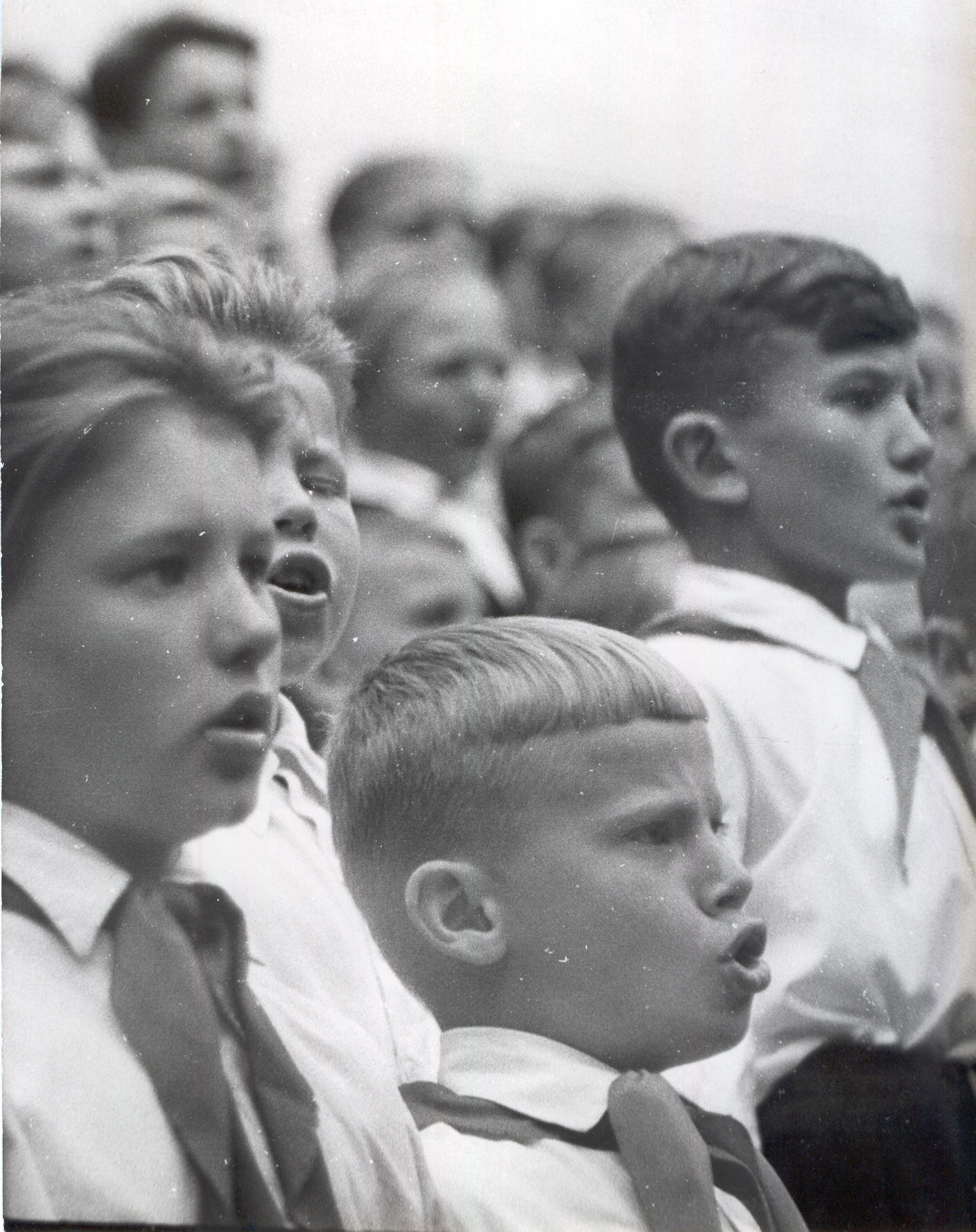 Foto. Võru rajooni koolinoorte II laulupäev Kubijal 3.juunil 1962.a.  Poistekoori liikmeid.
