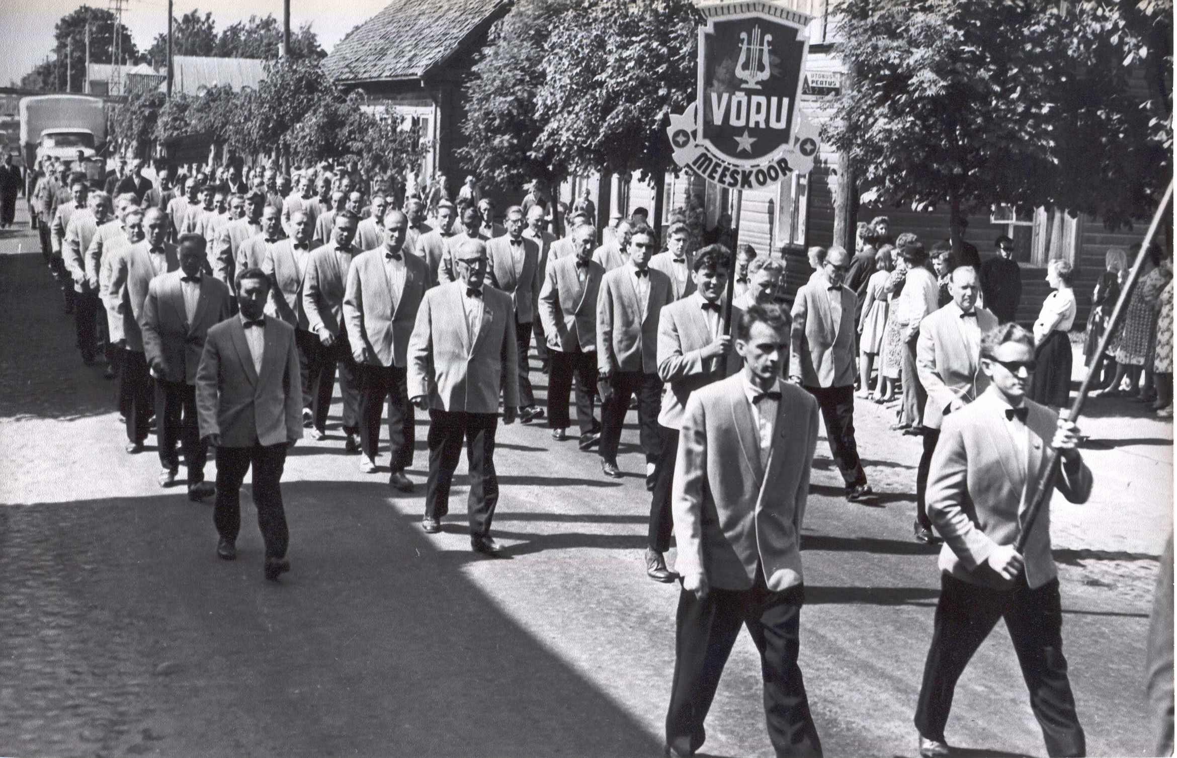 Foto. Võru rajooni laulupäev 1963.a. Rongkäik Kreutzwaldi tänaval, ees  Võru TK meeskoor.