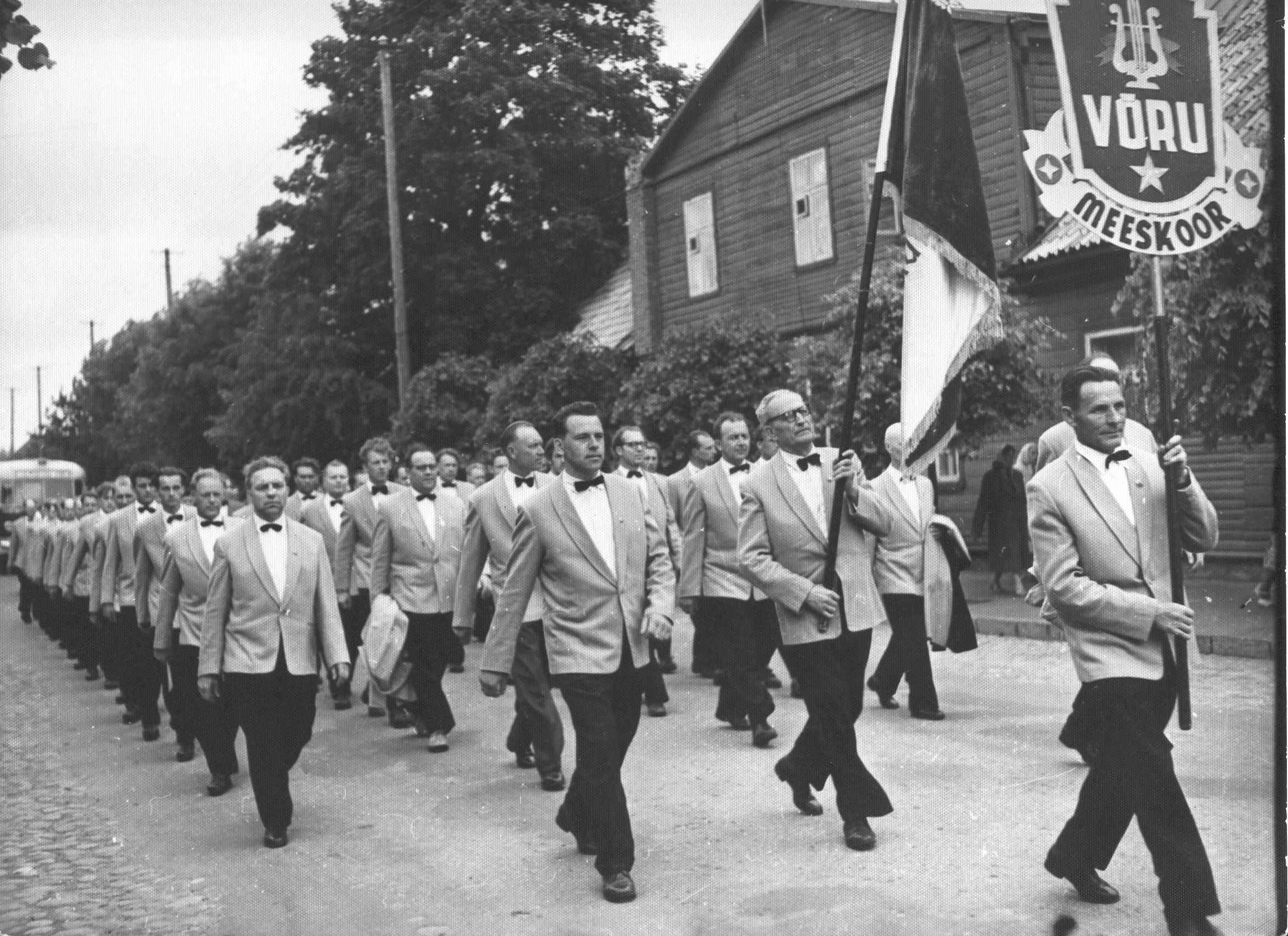 Foto. Võru rajooni laulupäev 1962.a. Rongkäik Kreutzwaldi tänaval, Võru TK meeskoor.