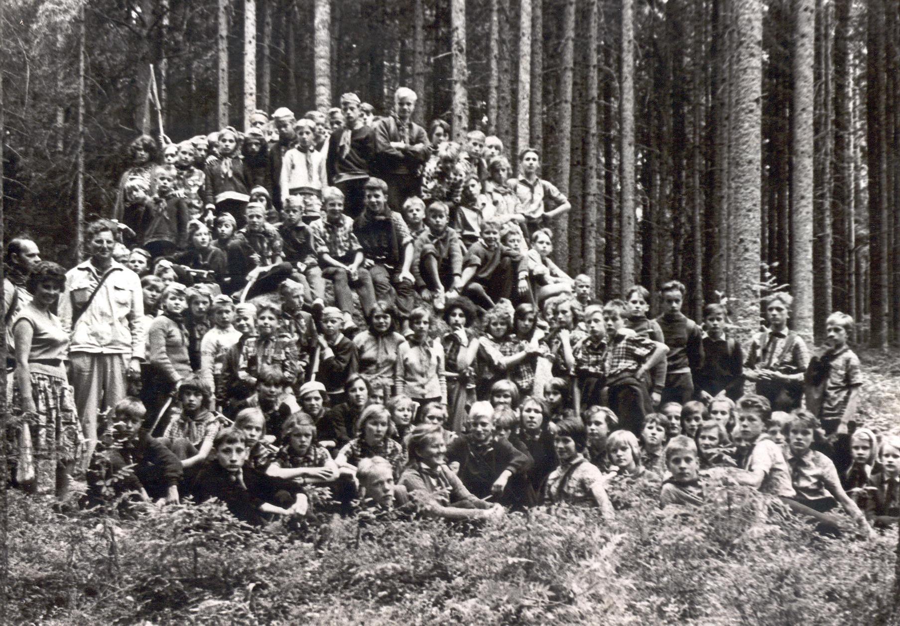 Foto. Võru rajooni pioneerid Pärlijõe pioneerilaagris Rõuges  Matsi küla all. Pionreerid rändrahnu ümber.