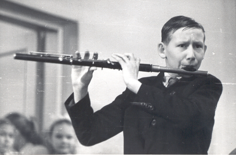 Foto. Võru Fr. R. Kreutzwaldi nim. Võru I Keskkooli lõpupidu 1965.a. Grupifotol õpilased.