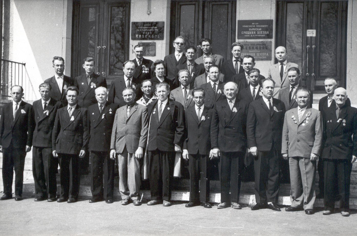 Foto. Suure Isamaasõja võidu 20.aastapäeva pidustused Võrus 9.mail 1965.a.  Veteranid Võru I Keskkooli trepil.
