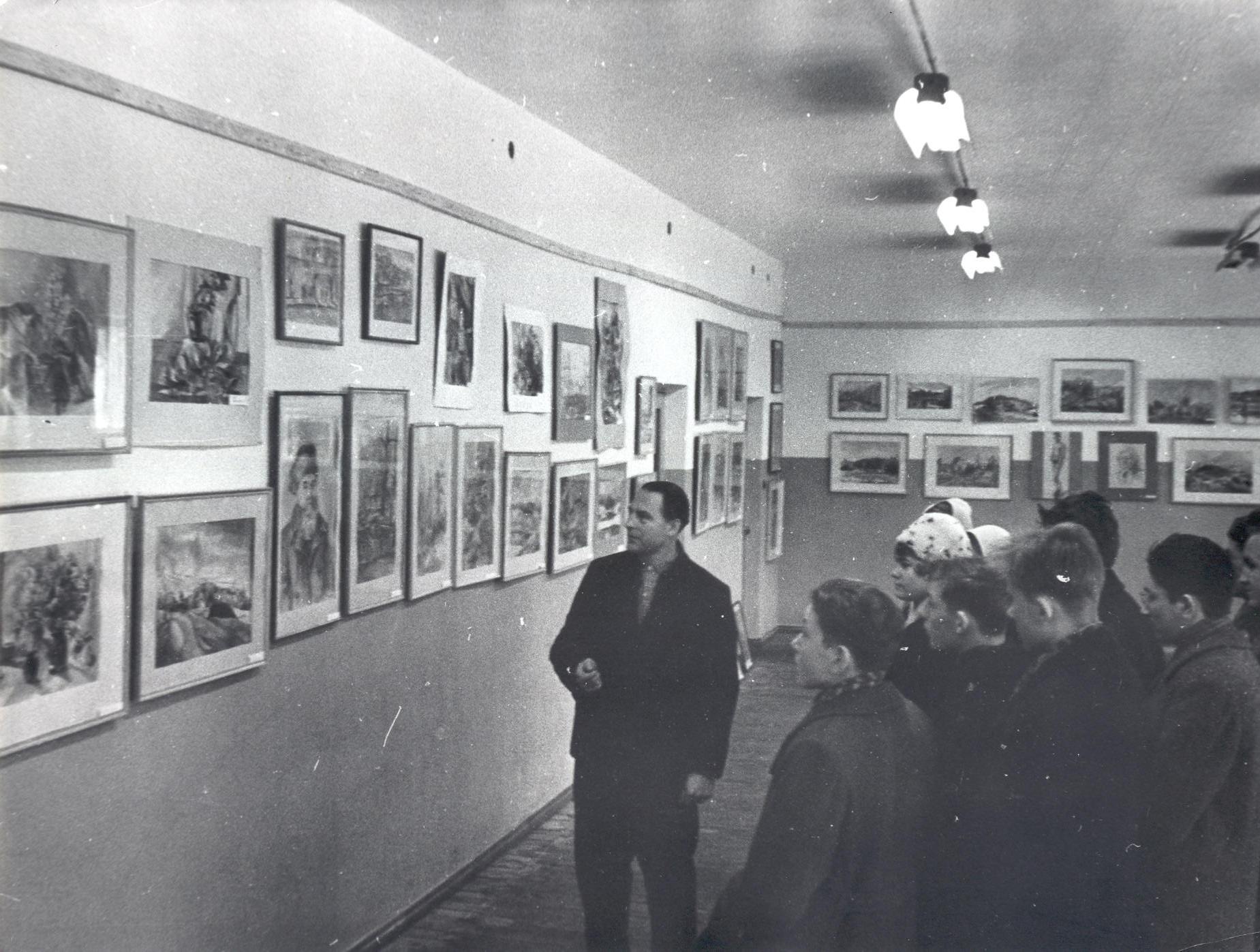 Foto. Võru isetegevudslike kunstnike näitus teeninduskombinaat "Tamula" saalis 1963.a.