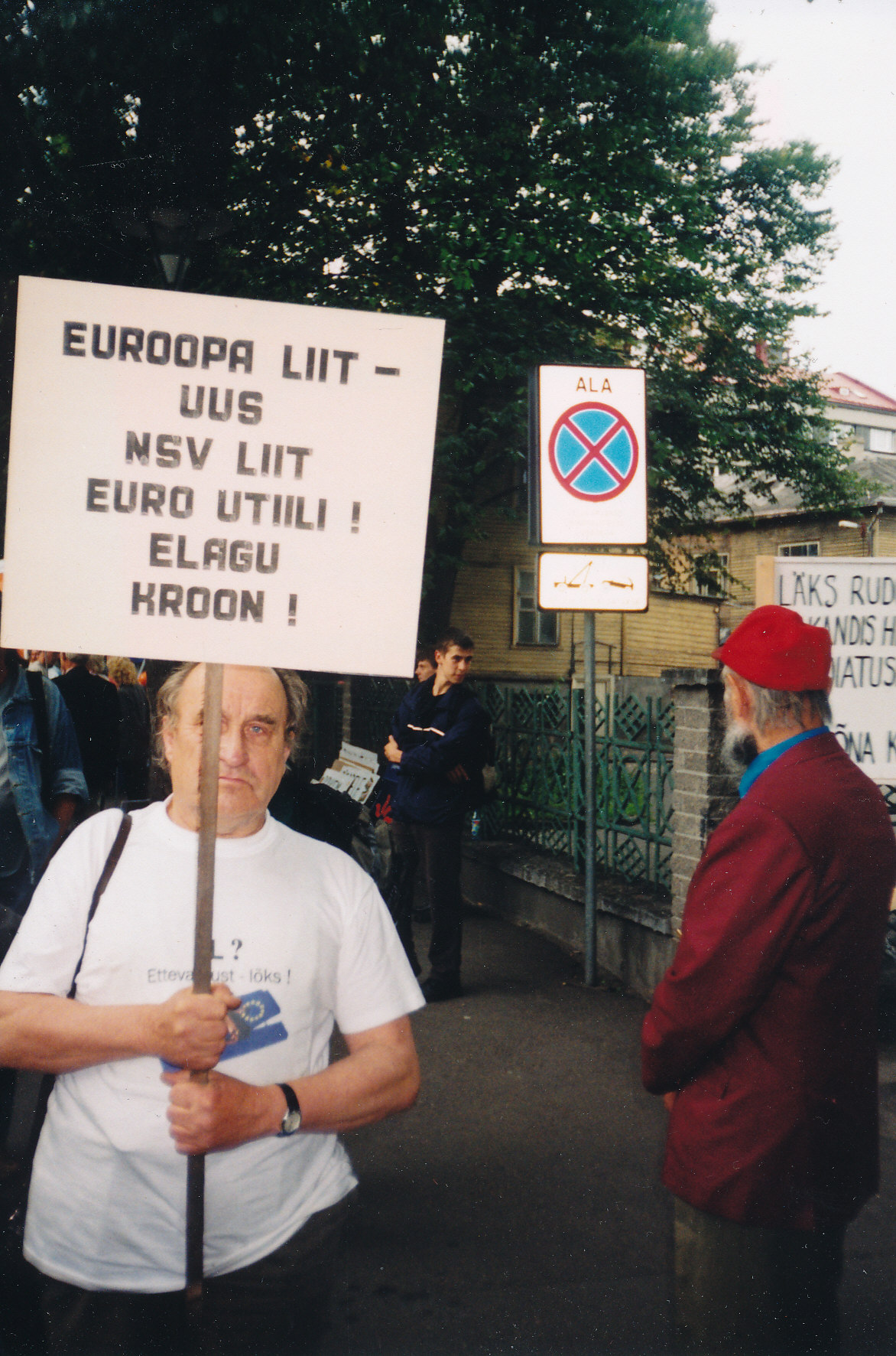 Foto. Kaupo Deemant Euroopa Liiduga liitumise vastasel rongkäigul Tallinna vanalinnas 12. septembril  2003. a.