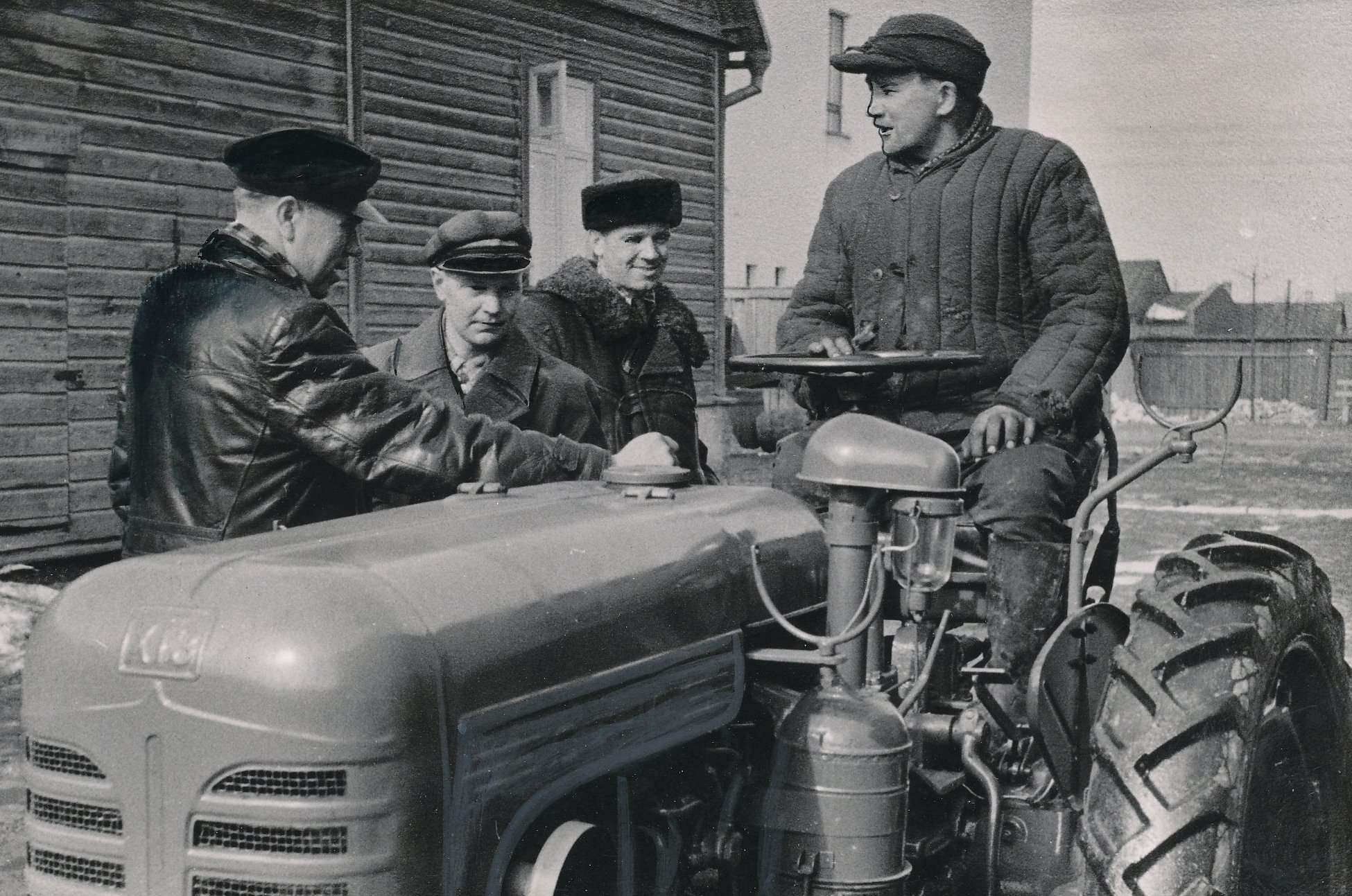 Foto. Võru rajooni Molotovi nim. kolhoosile ostetud uus traktor DT-14 aprillis 1956