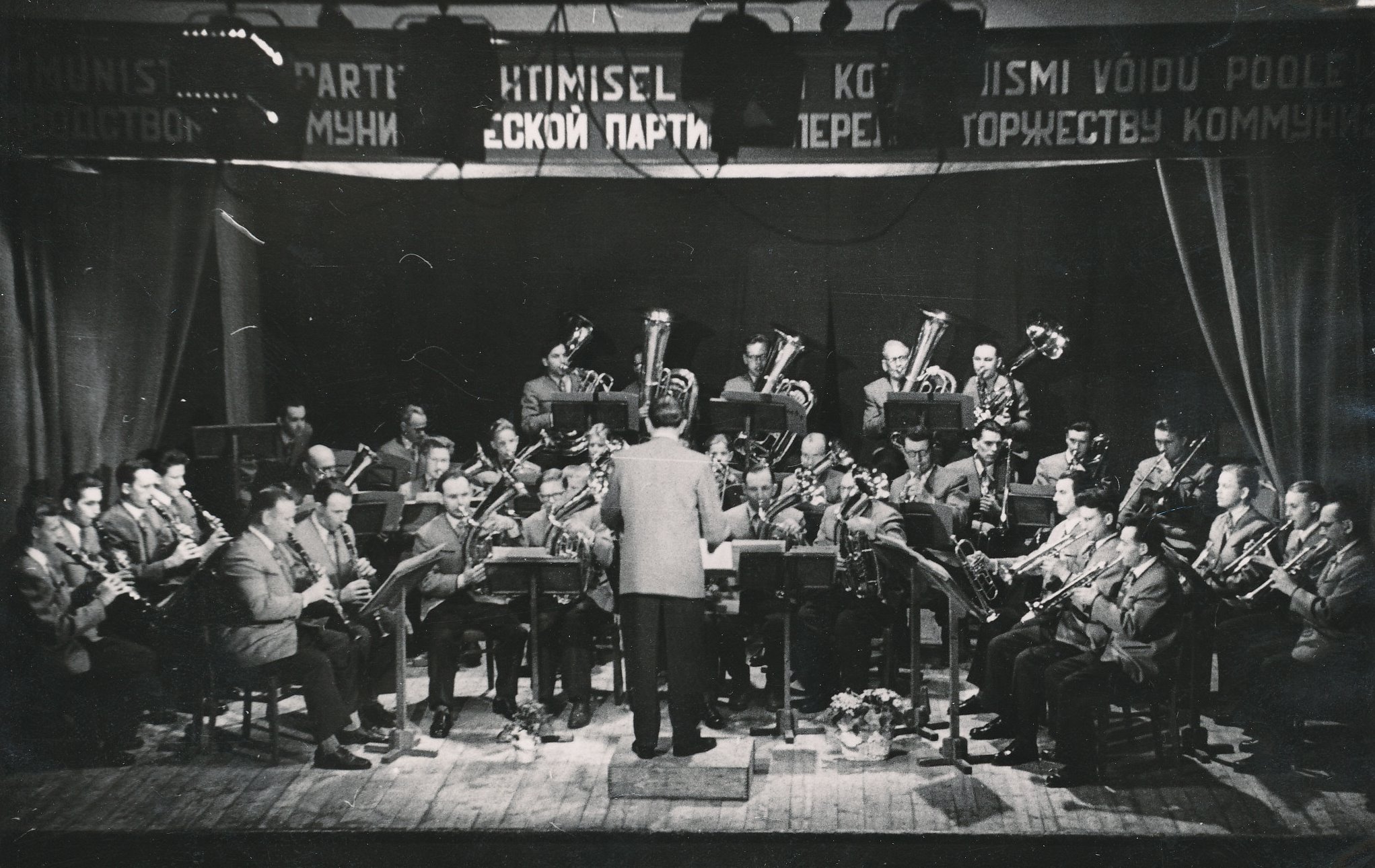 Foto. Võru Rajooni Kultuurimaja puhkpilliorkester kontserdil  rajooni kultuurimajas 1960-te II poolel