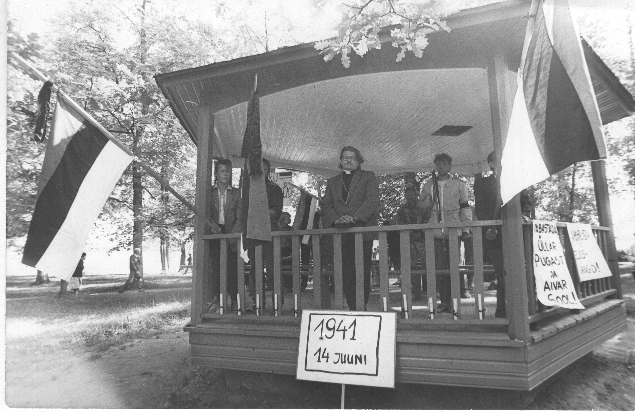 Foto 14.juunil 1988.a. küüditamise aastapäeva tähistamine Kreutzwaldi pargi kõlakojas, kõneleb Villu Jürjo.