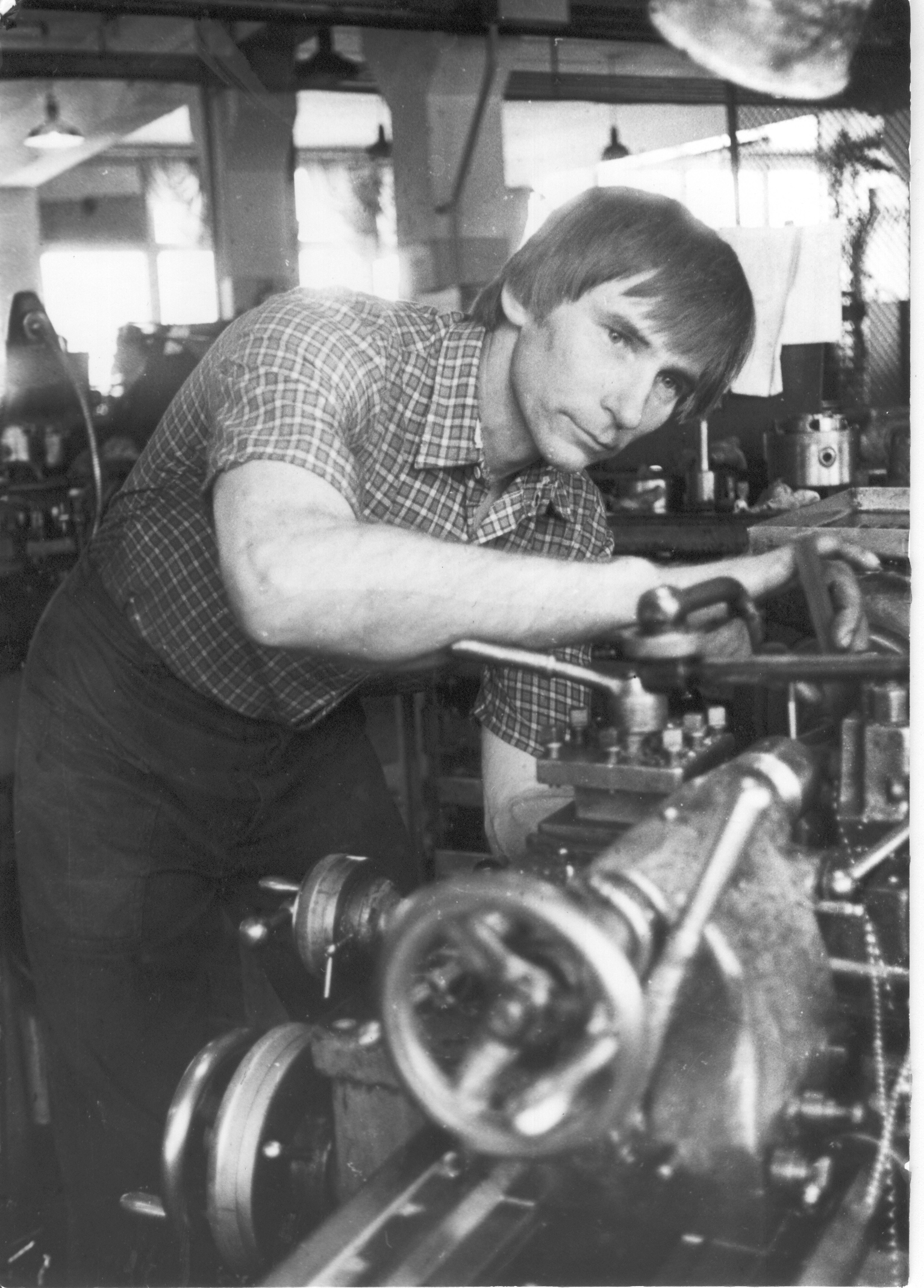 Foto. Saarniit, Riho - toomiskoondise "Võru Aparaat" mehhaanikatsehhi treial,XI viisaastaku  tööeesrindlane 1985.a.