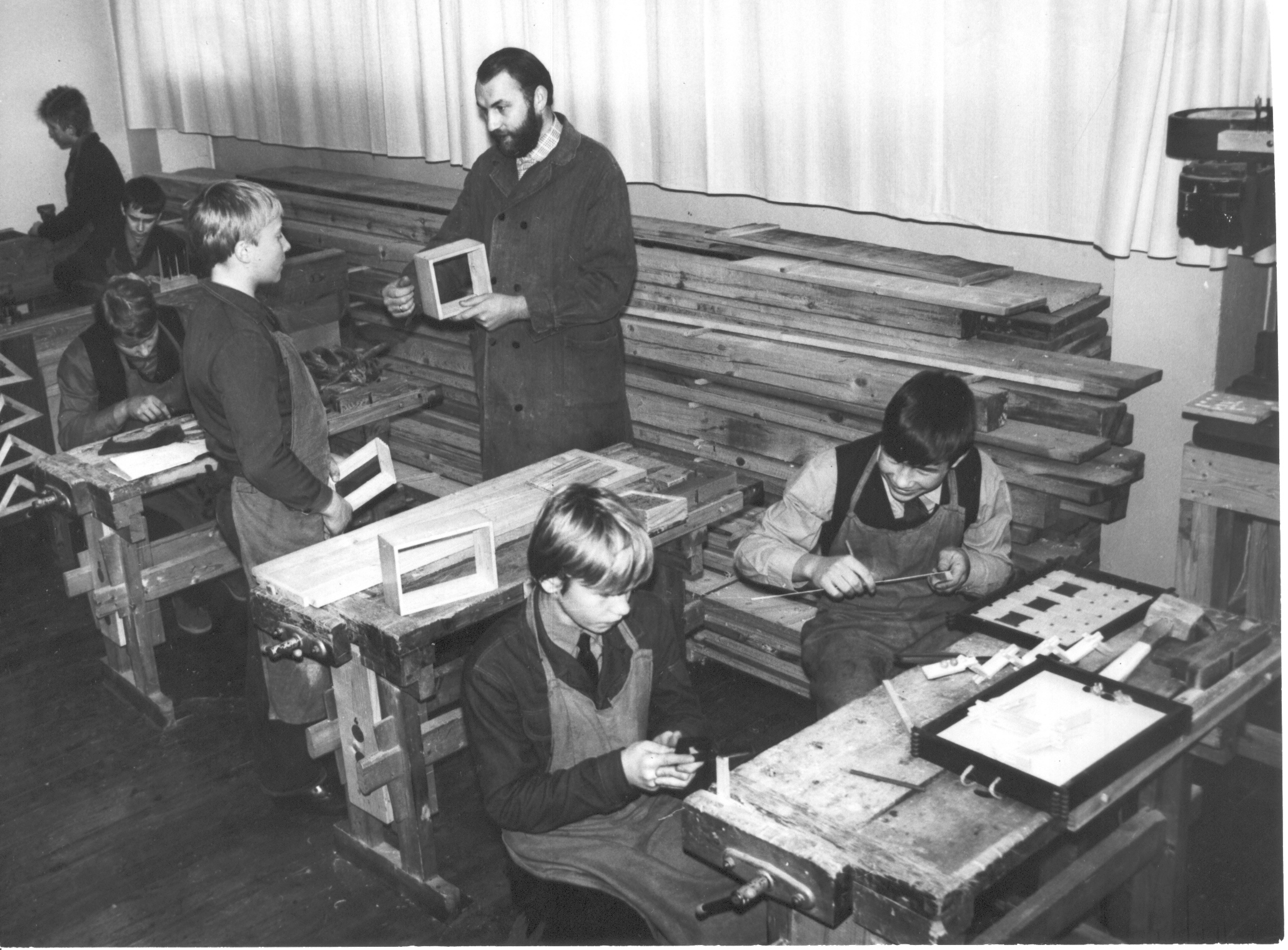 Foto. Poiste tööõpetusetund Vastseliina Keskkoolis õpetaja Geenard Nageliga 1983.a.