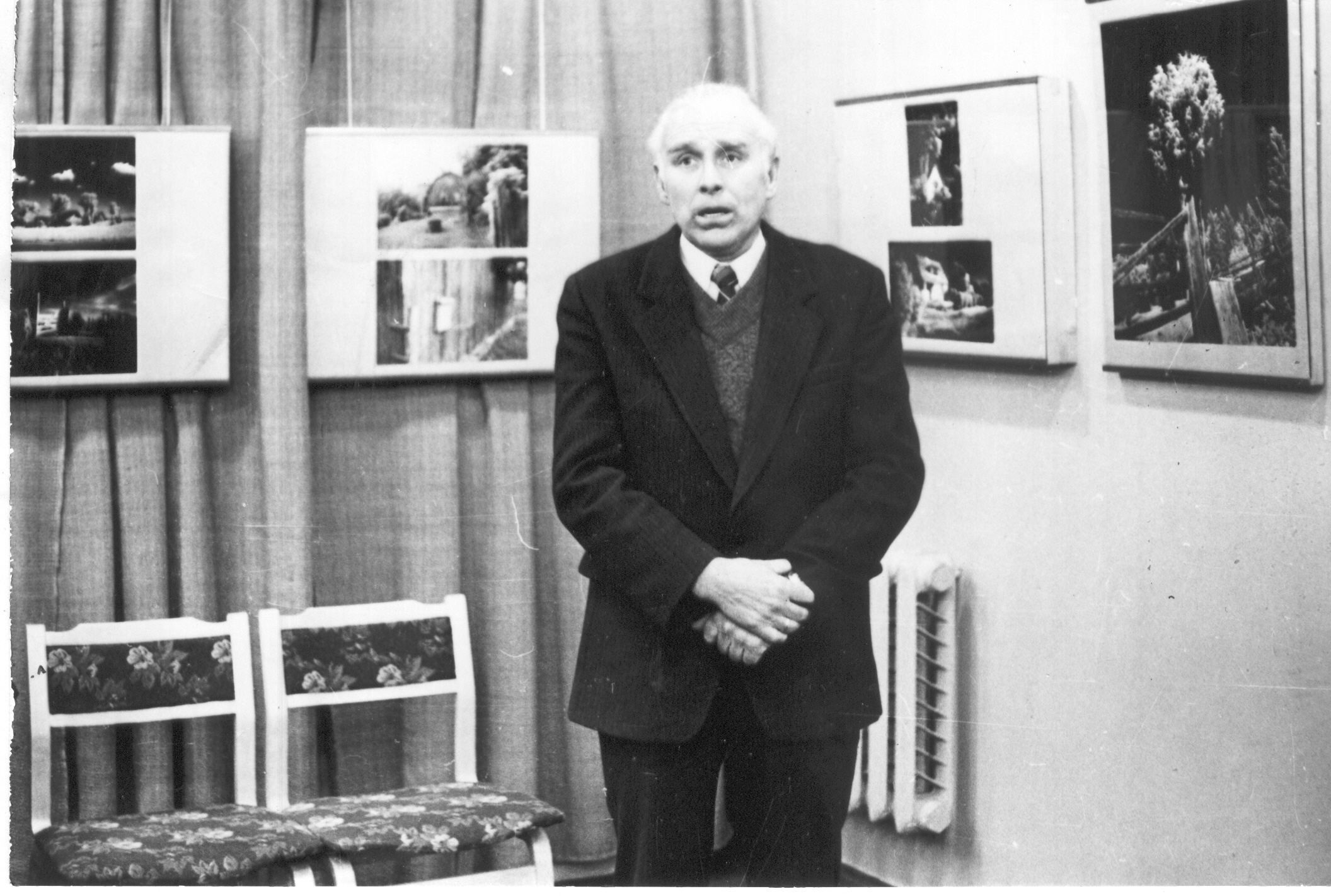 Foto.Võru  Koduloomuuseumi  ekspositsiooni avamise aktus 7.veebruaril 1985.a Kõneleb Fr.R.Kreutzwaldi Memoriaalmuuseumi direktor Aleksander Krull