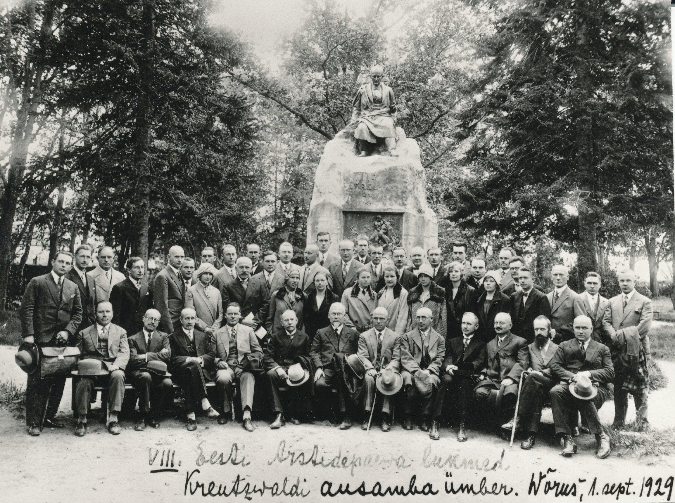 Foto.VIII  Eesti Arstide päevad Võrus 31. august-1. september 1929.a.liikmed Kreutzwaldi ausamba ümber 1.septembril 1929.a.