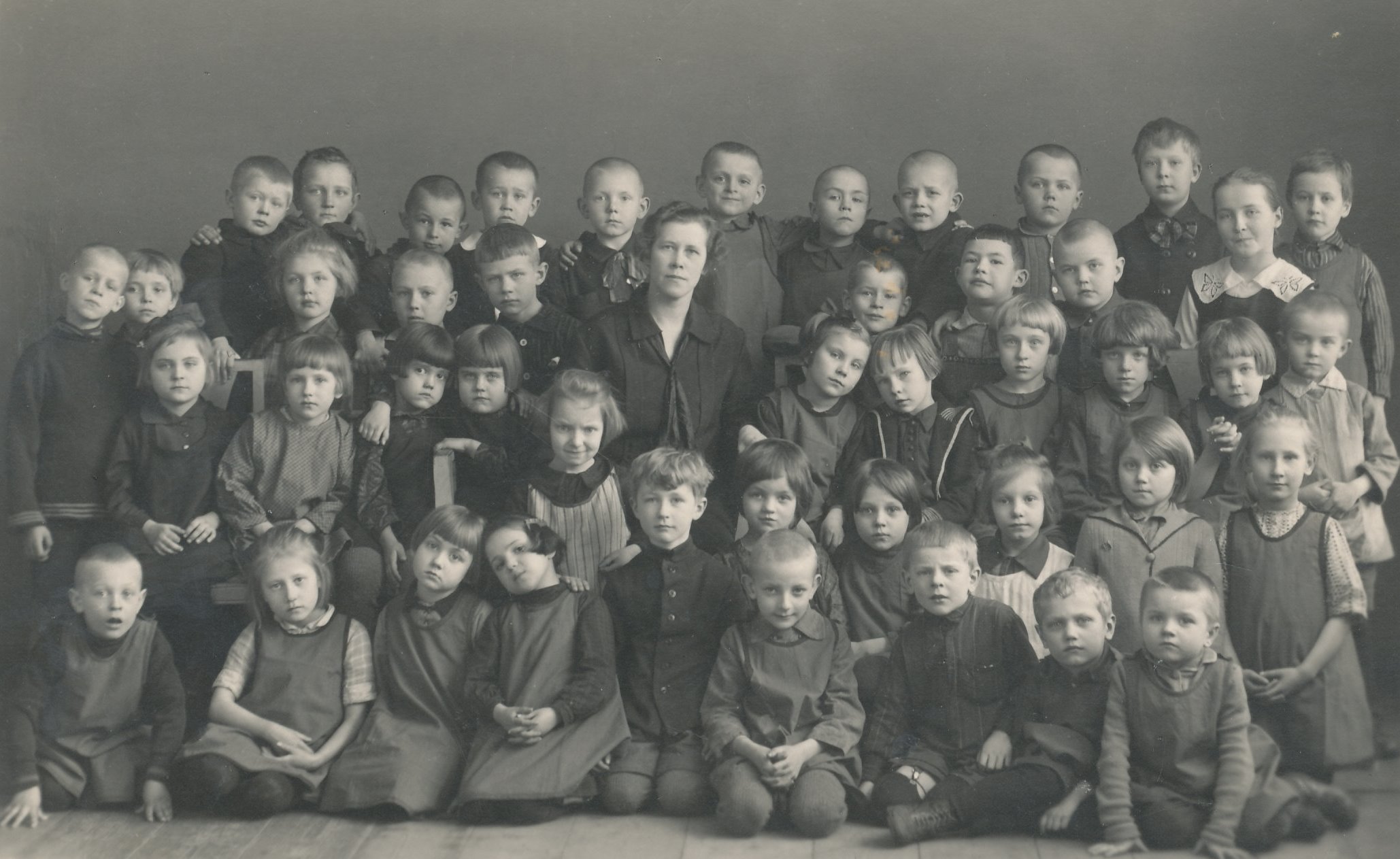 Foto. Võru linna lasteaia lapsed ja juhataja Toom 1927.a.