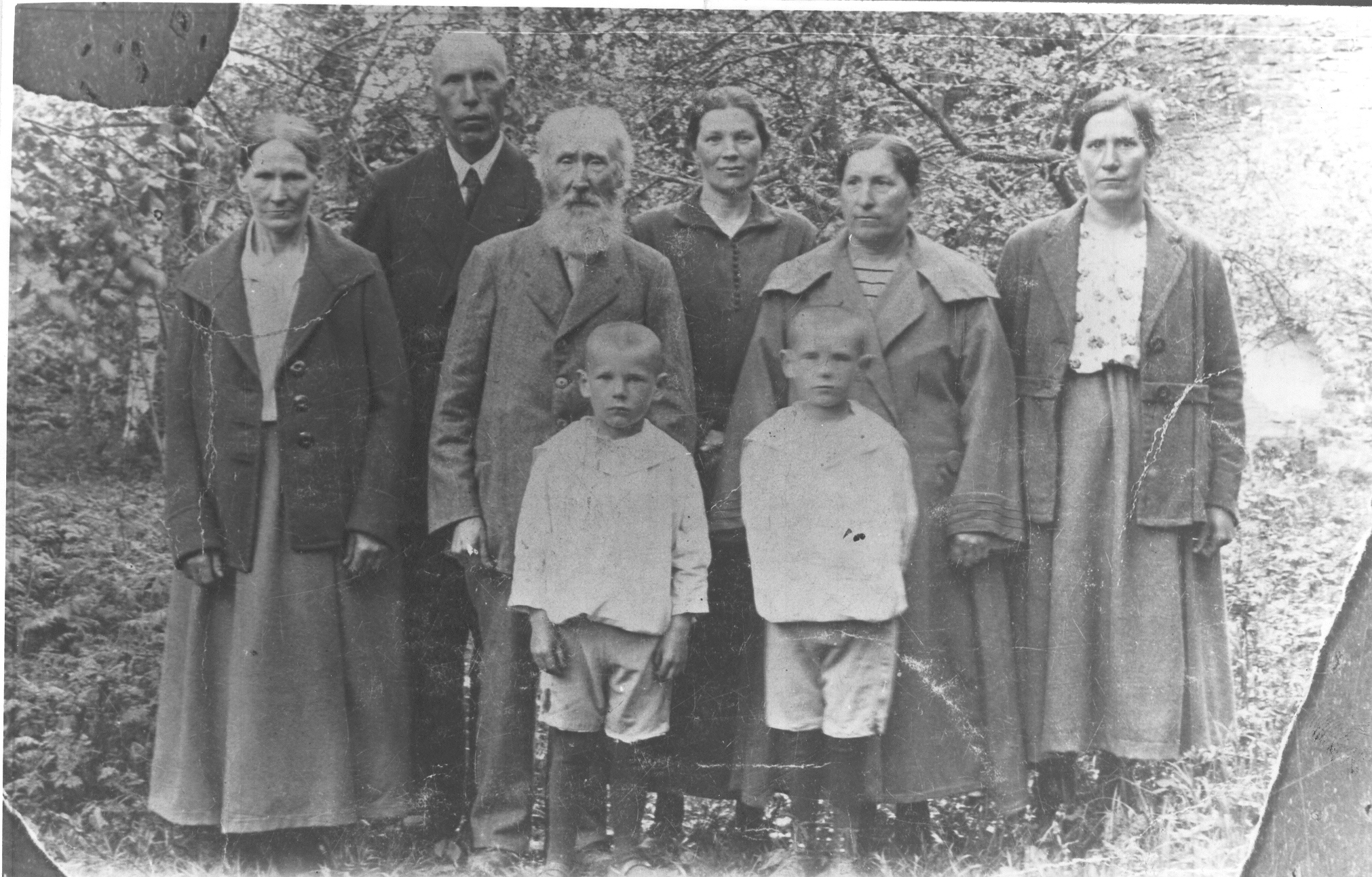 Foto. Võrumaa Vana-Antsla valla talupidaja Juhan Koemetsa suguvõsa liikmeid 1910.aastal Kaika külas.