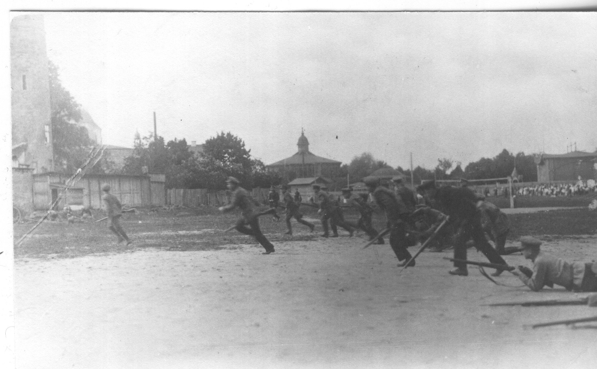 Foto. Kooliõpilaste pataljon 1919.a. harjutustel Tallinnas.
