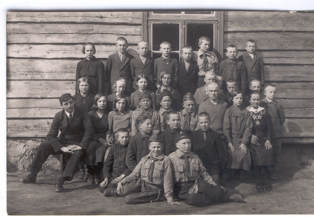 Foto. Plaani algkooli III ja IV klassi õpilased koos koolijuhataja Henno Sikuga 1920-tel aastatel.